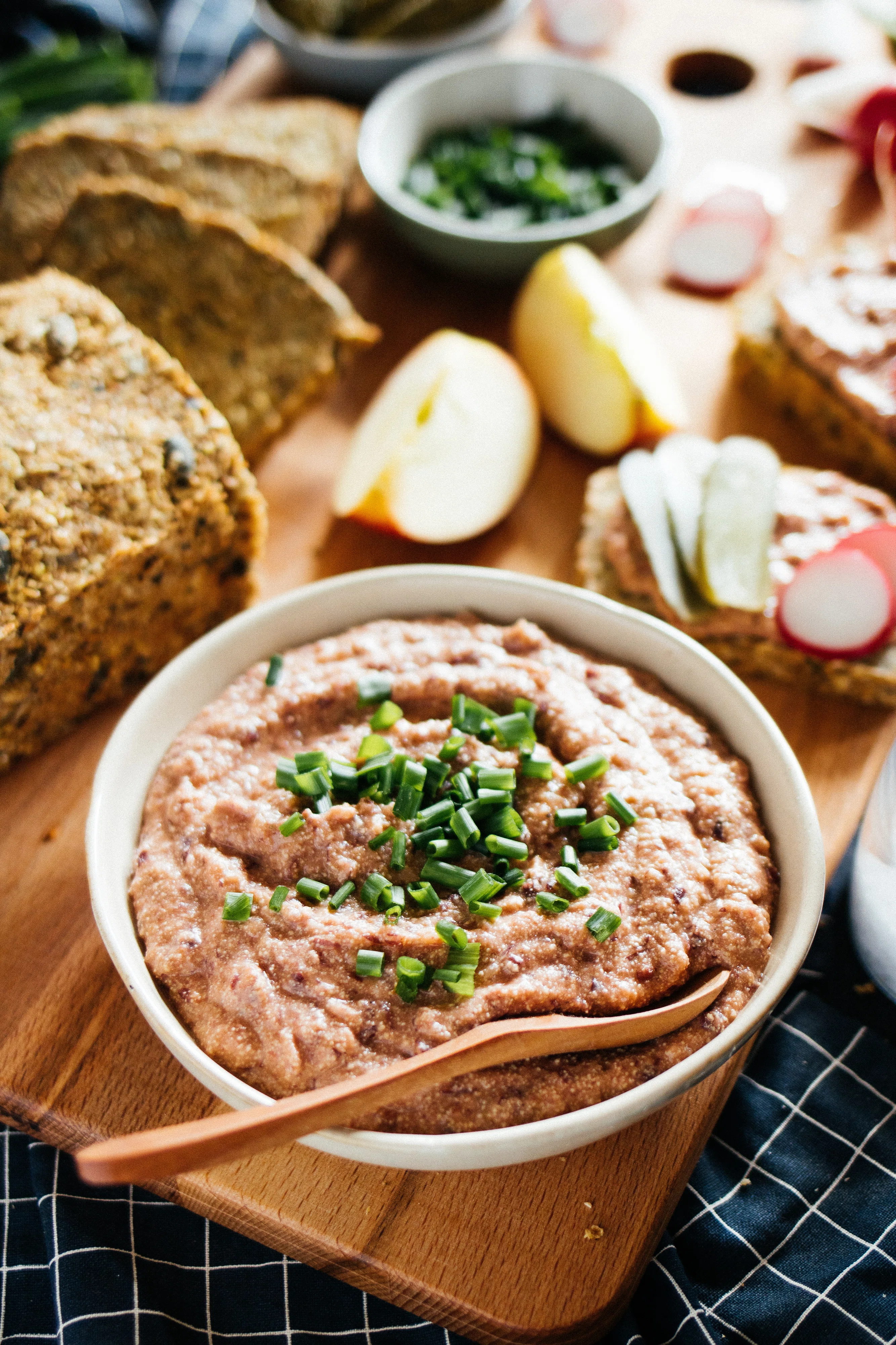 R553 Homemade Vegan Liverwurst with Freshly Baked Bread
