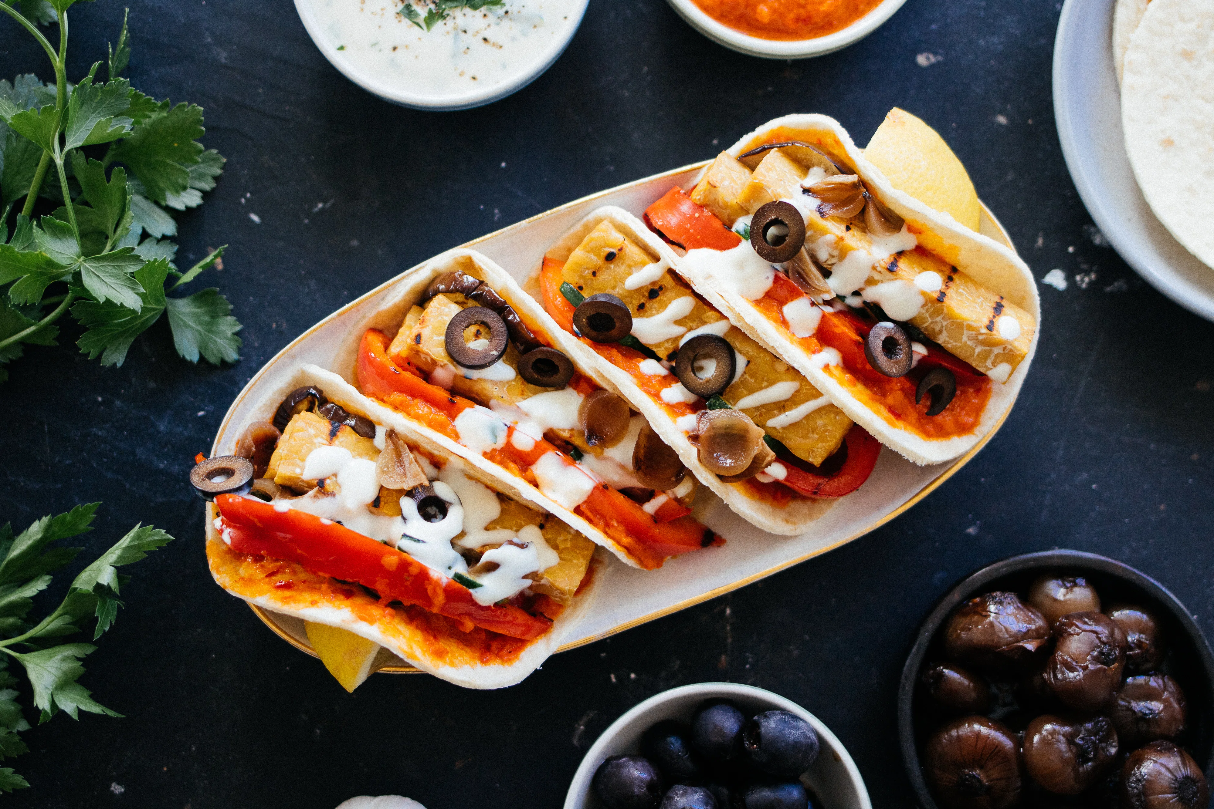 Grill-Tacos mit Tempeh & Knoblauchdip