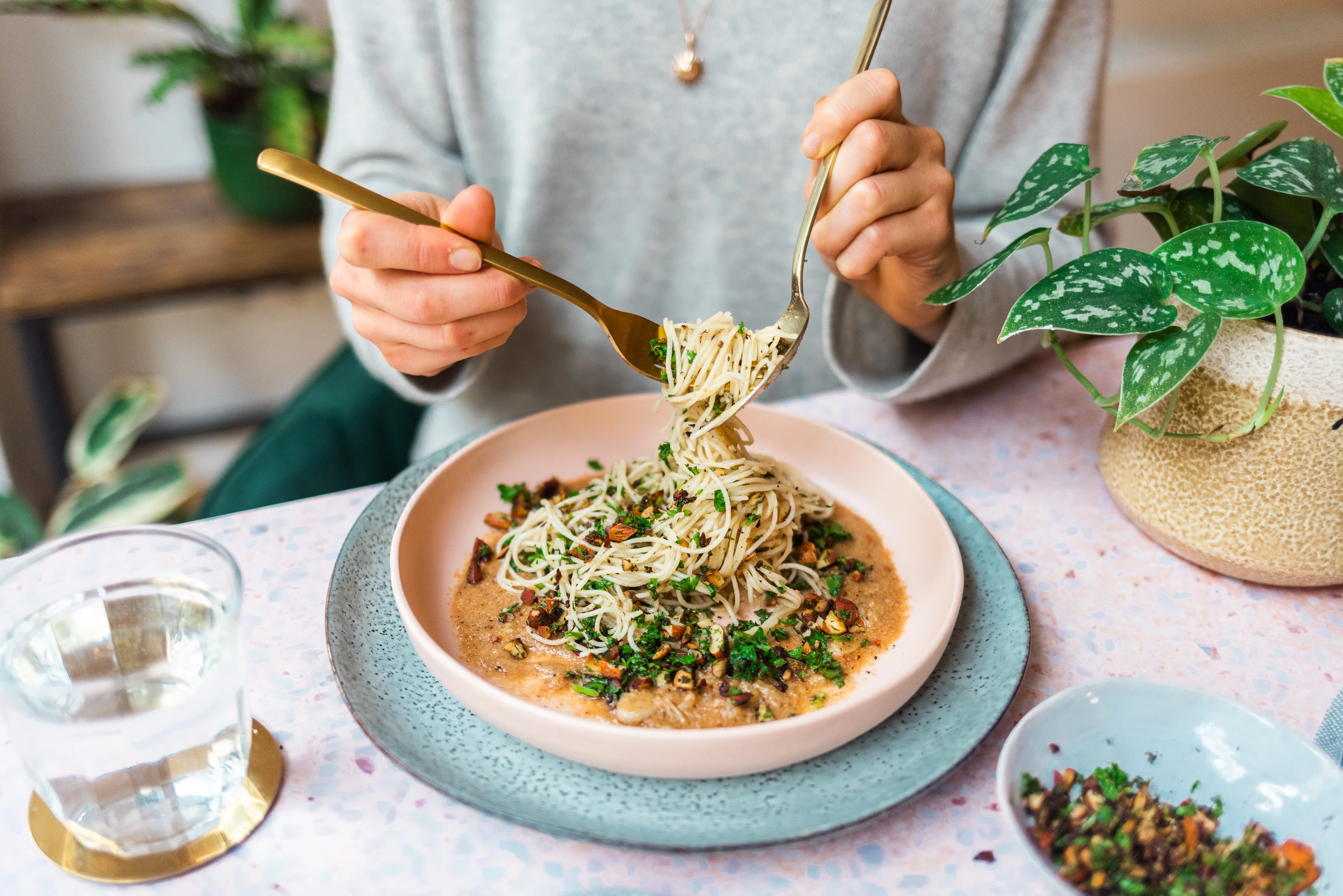 Spaghettini in veganer brauner Butter mit Mandel-Gremolata