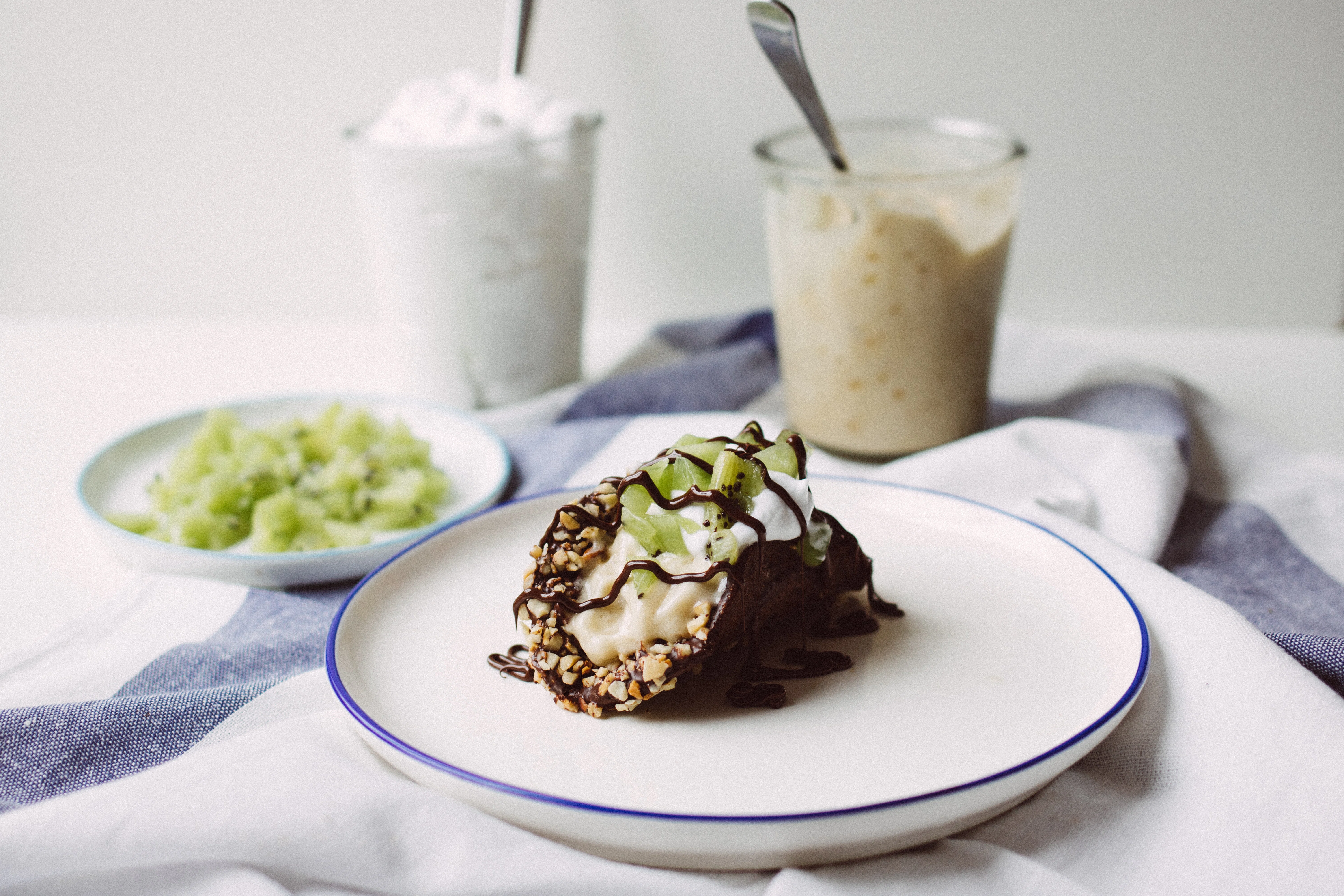 Schokoladen-Tacos mit Nice Cream & Kiwi