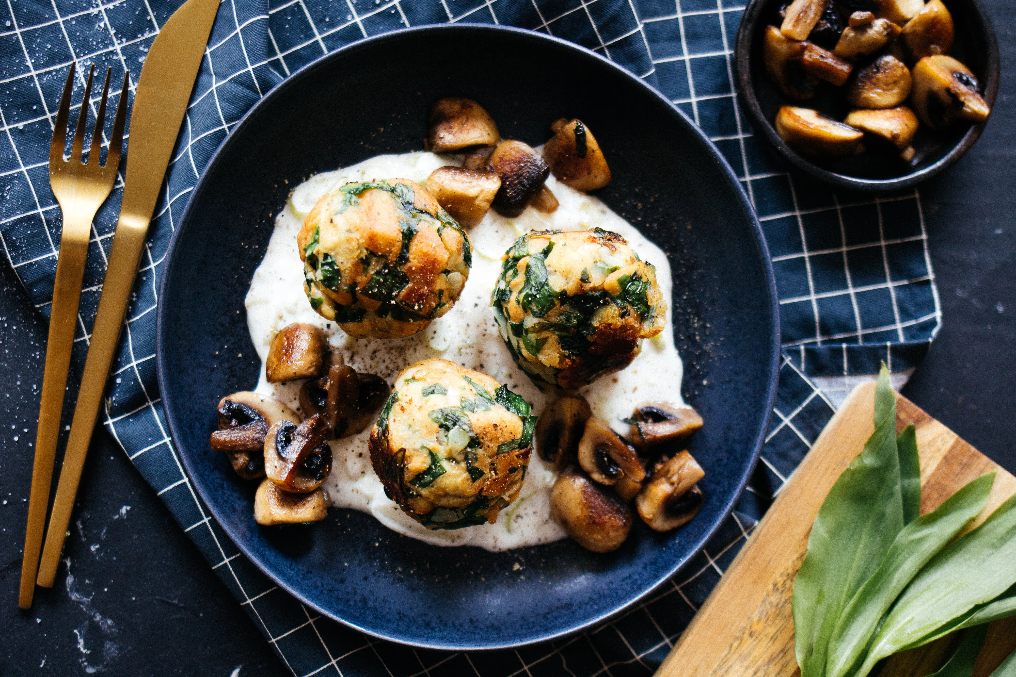 Vegane Bärlauchknödel mit Lauch-Sahne-Sauce