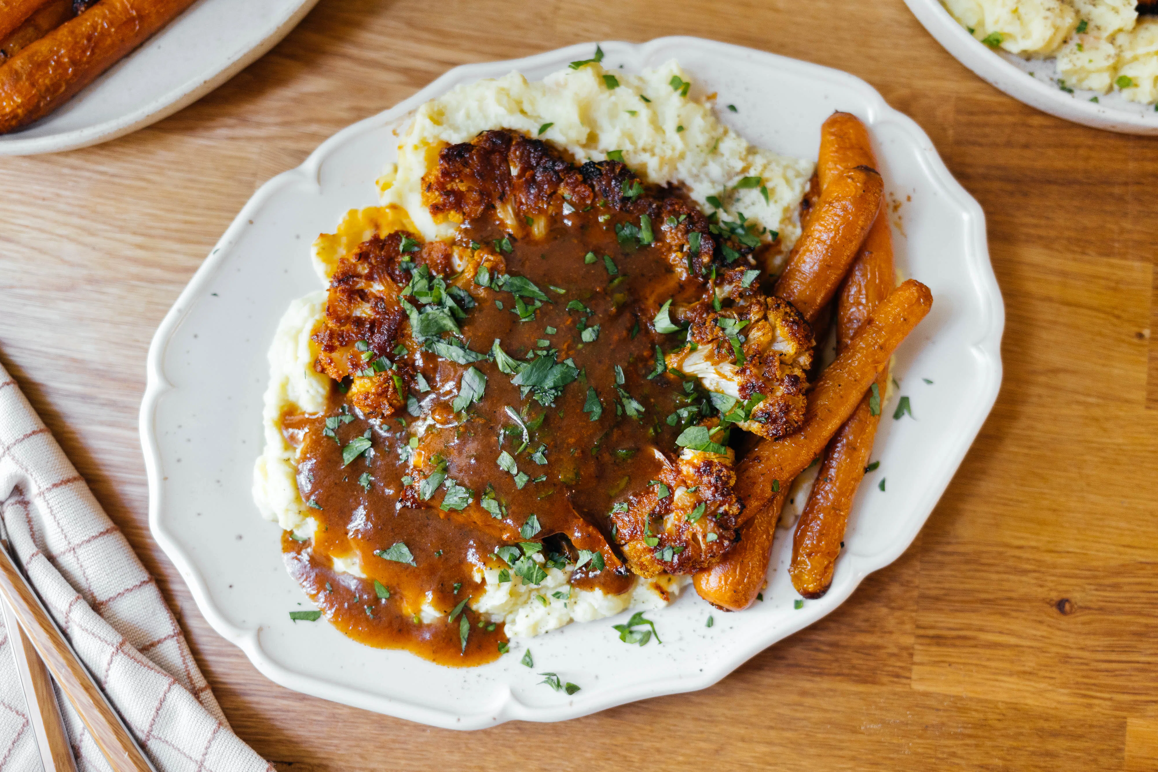 Gebackener Blumenkohl mit Kartoffelbrei, glasierten Möhren und Veganer Bratensoße