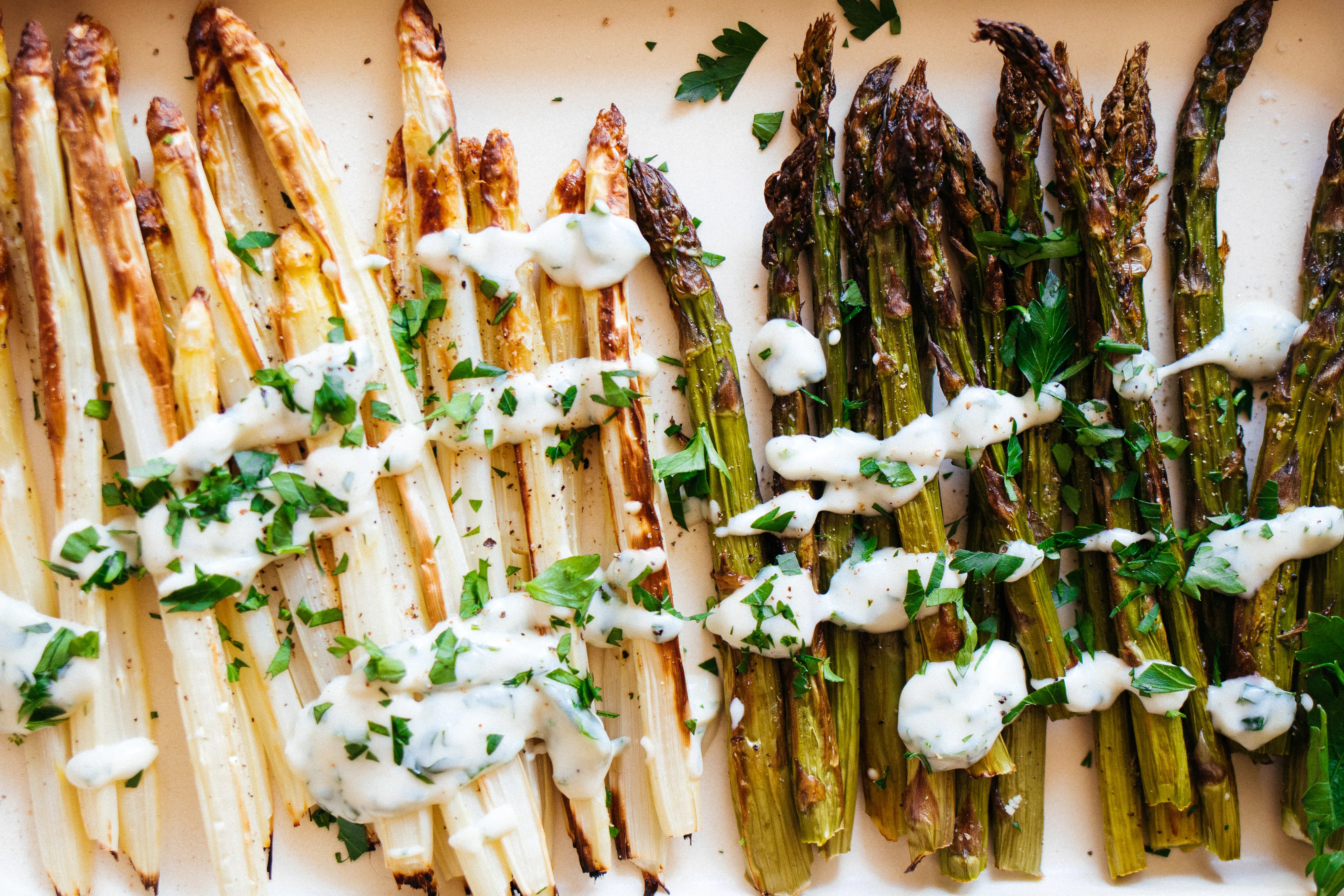 Gebackener Spargel mit veganer Kräuter-Hollandaise