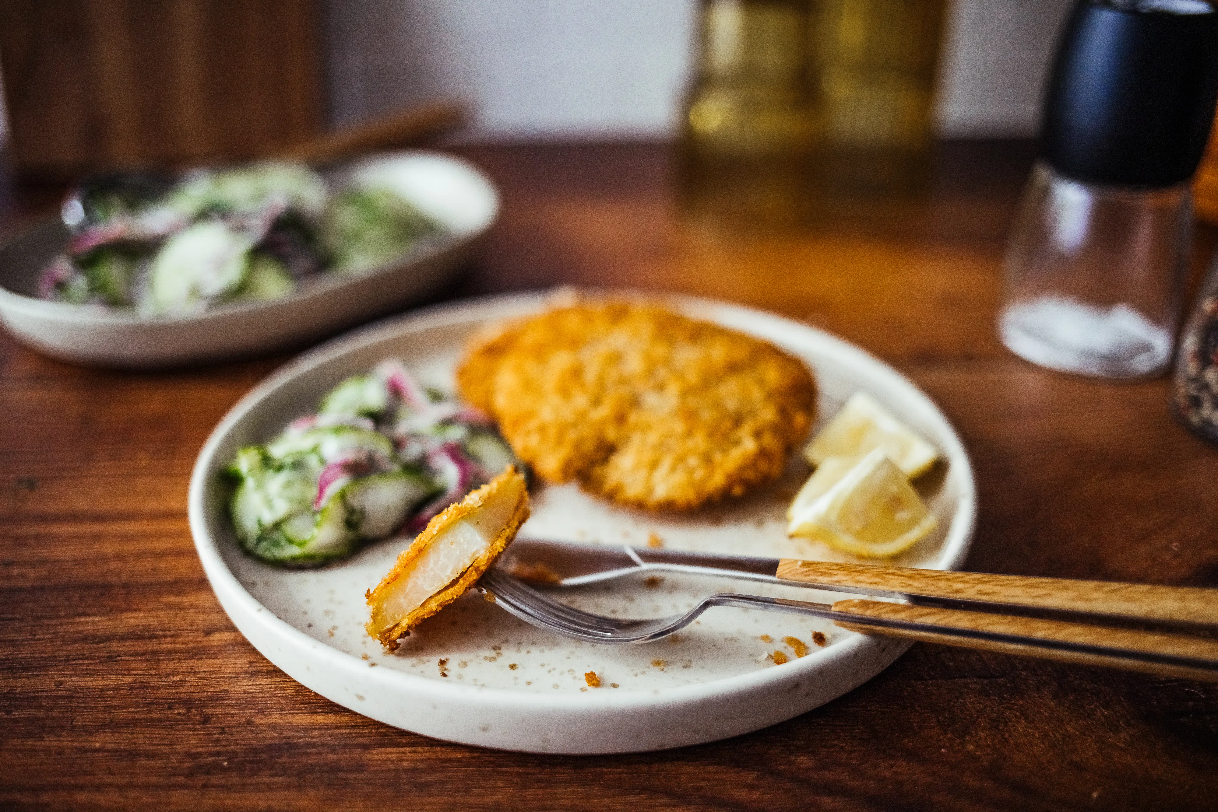 Kohlrabischnitzel mit Gurkensalat