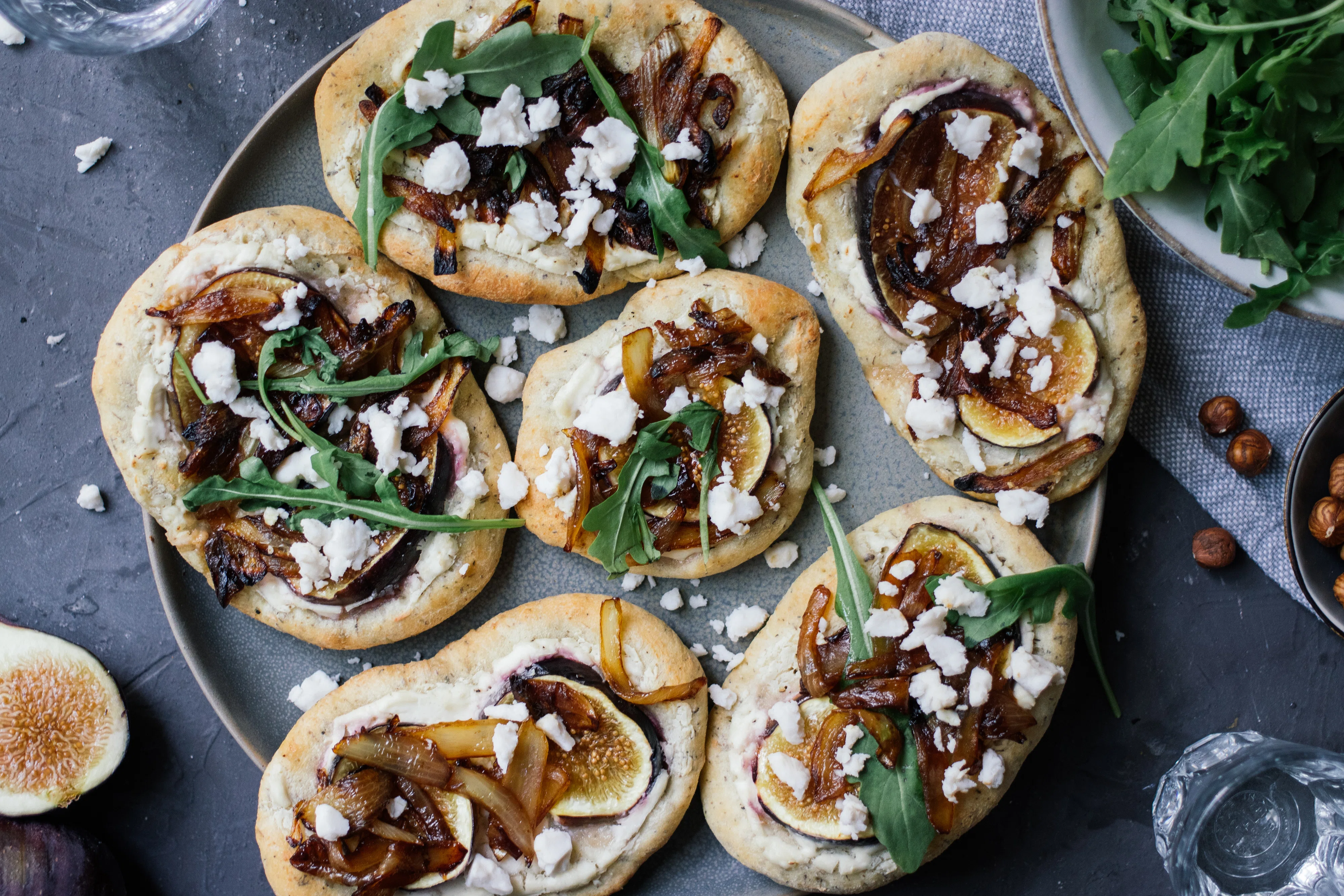 Vegane Flatbread Minipizza mit Feigen und Balsamico-Zwiebeln