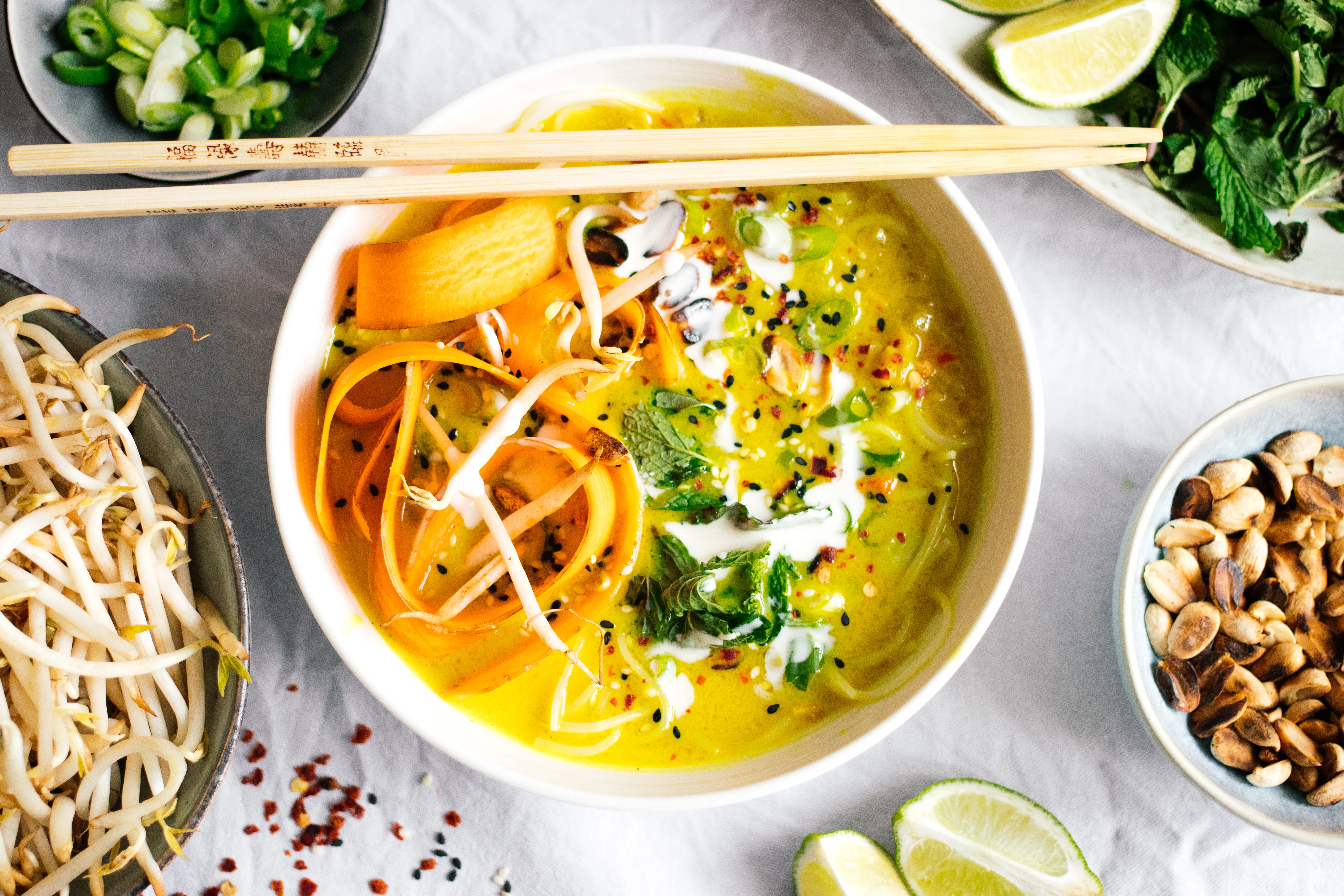 Kurkuma-Kokossuppe mit Reisnudeln