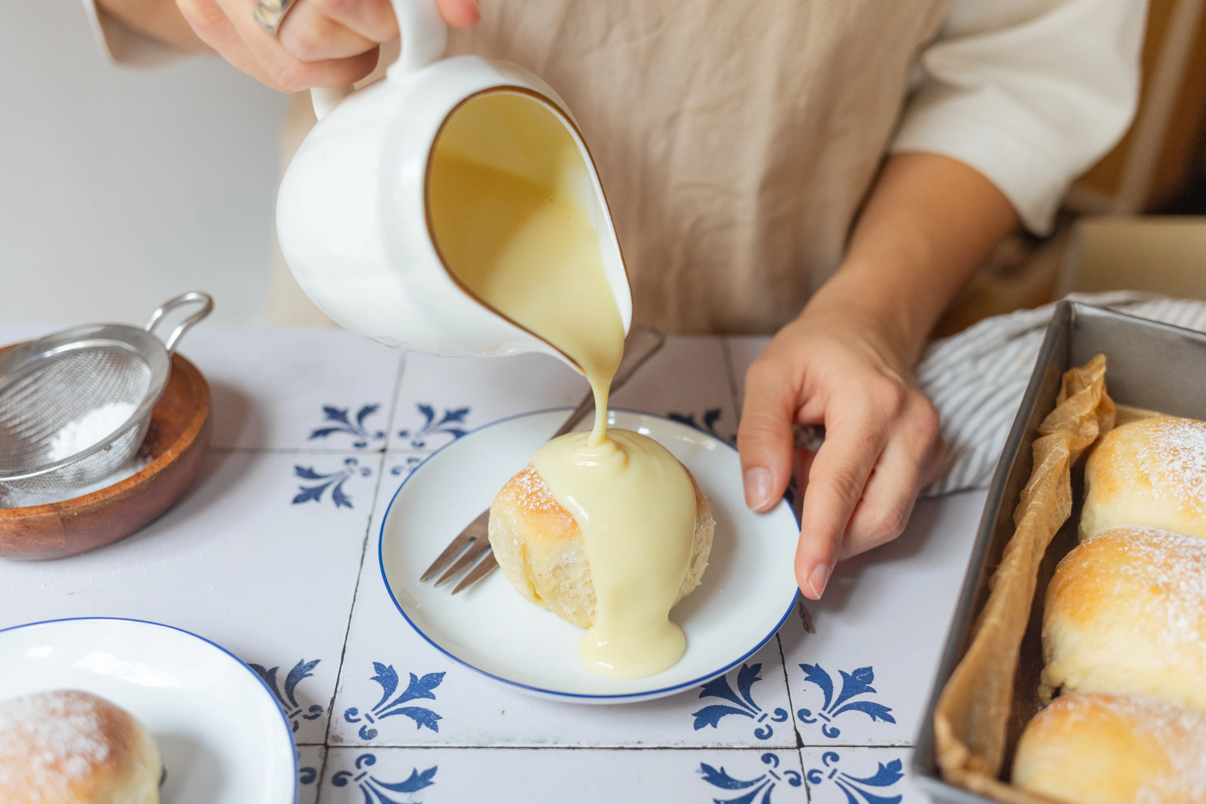 Vegane Buchteln mit Vanillesoße