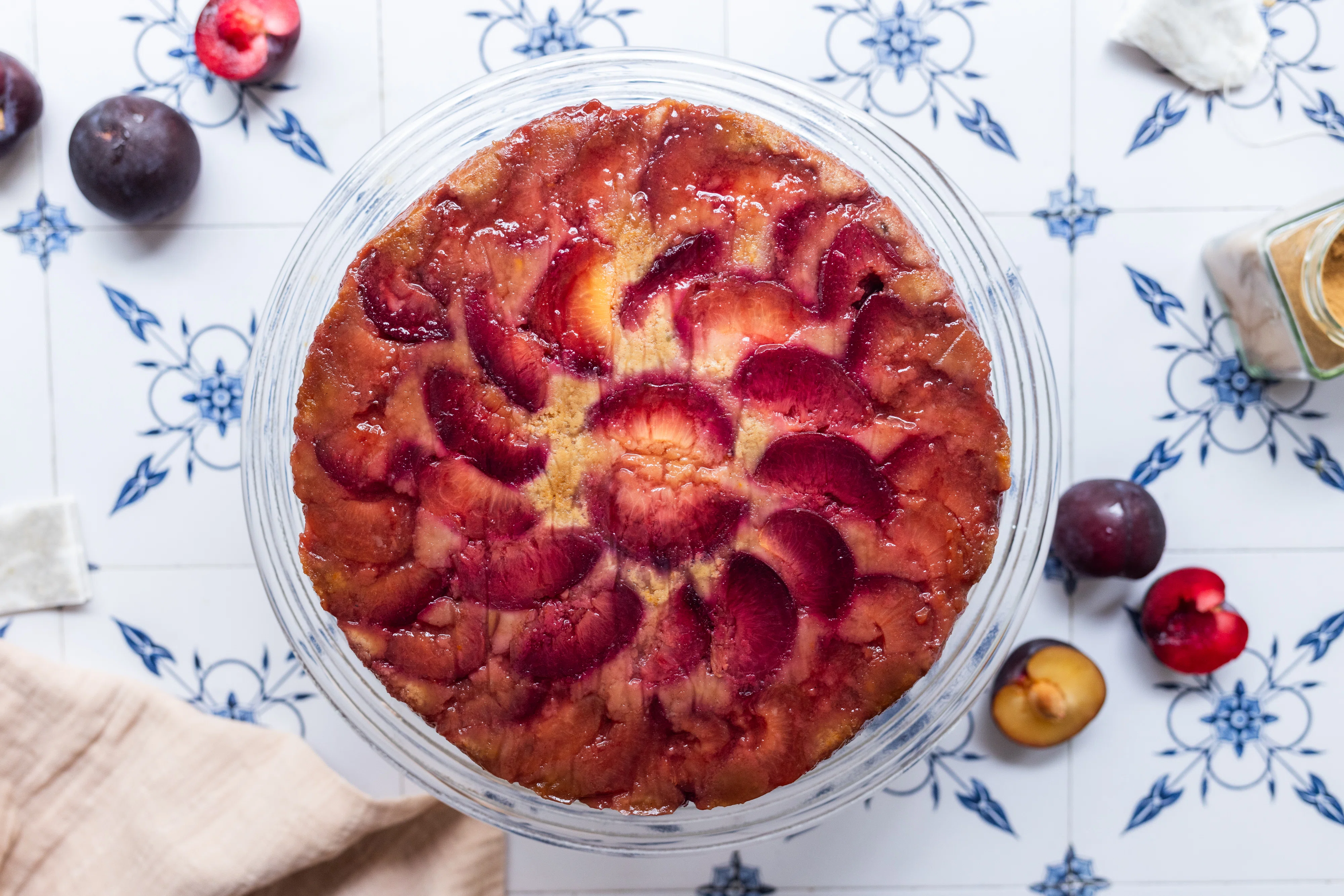 Veganer Upside-Down-Cake mit Pflaumen