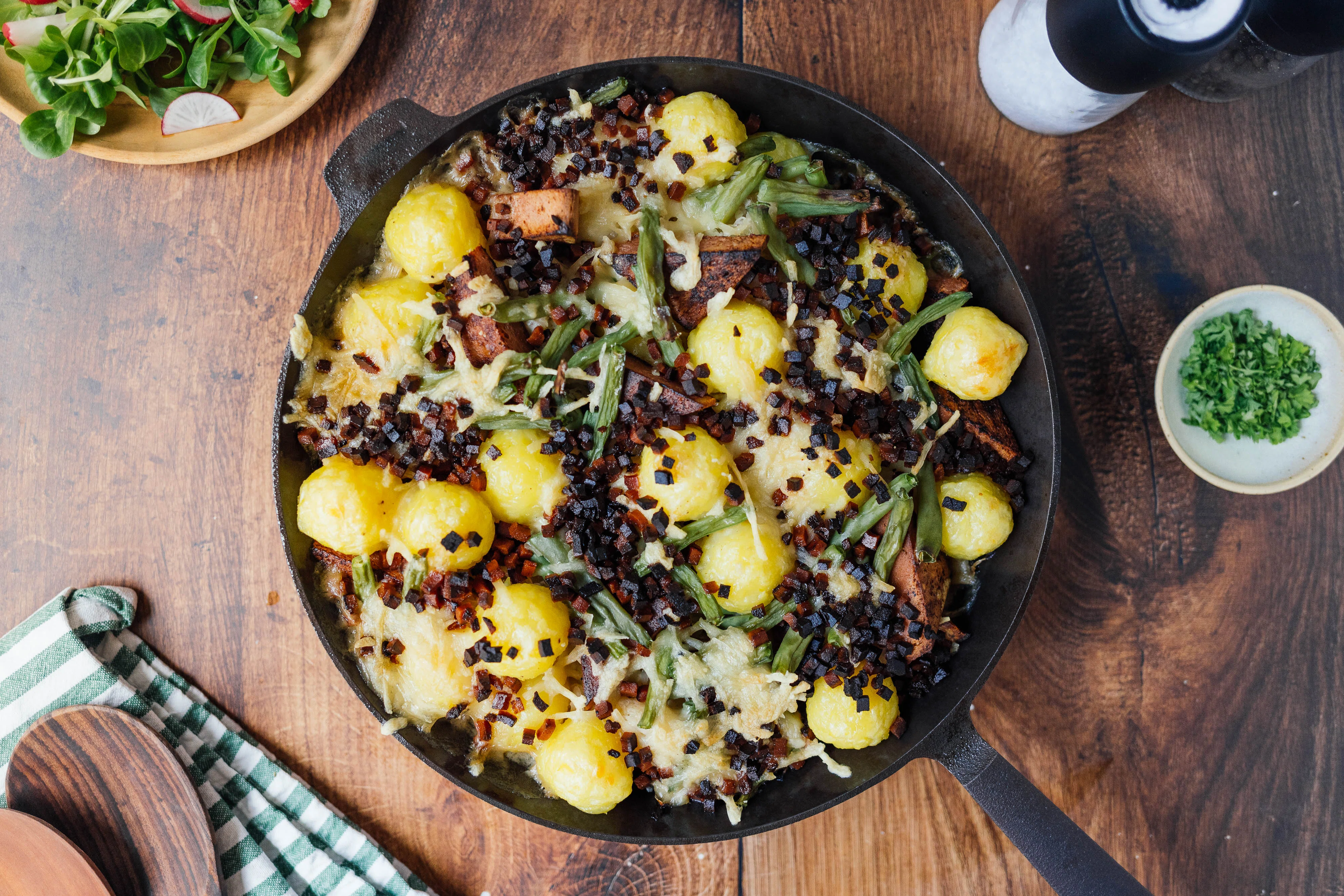 R813 Veganer Knödelauflauf mit Leberkäse und Sauerkraut