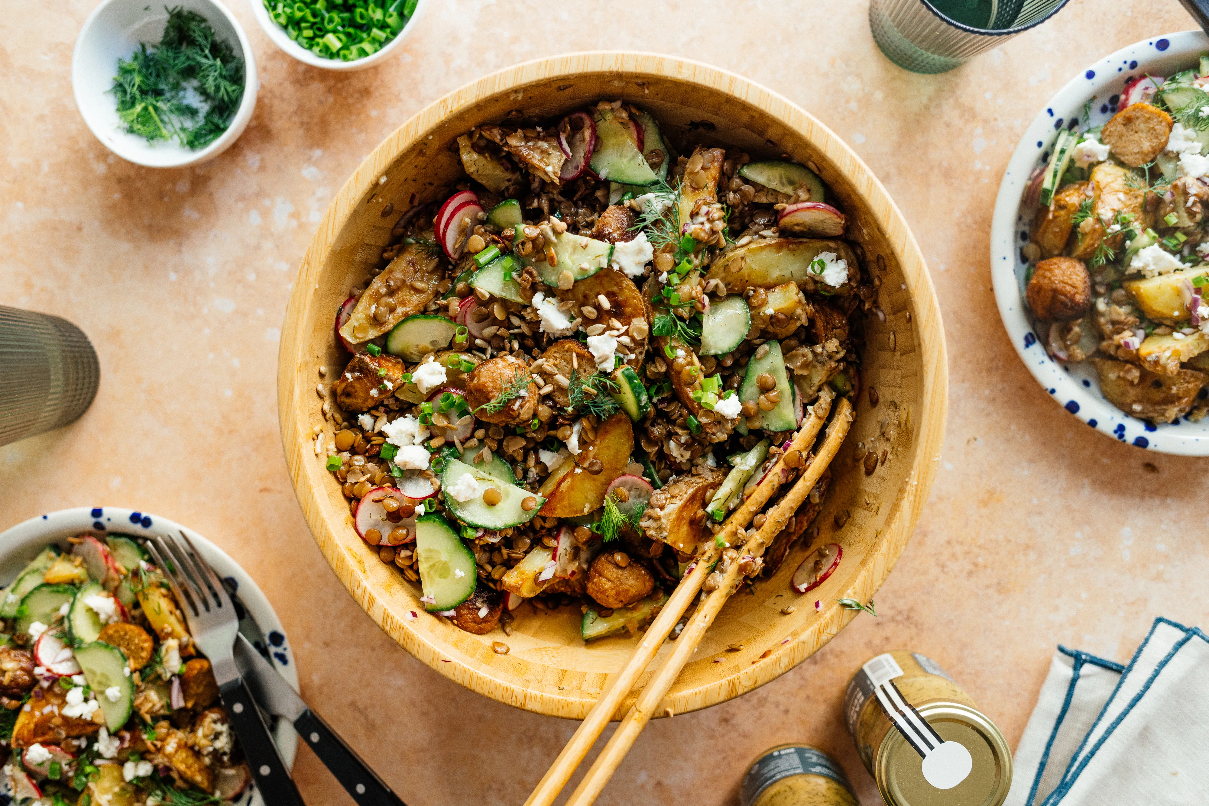Veganer Kartoffelsalat mit Linsen & Senf-Dill-Soße