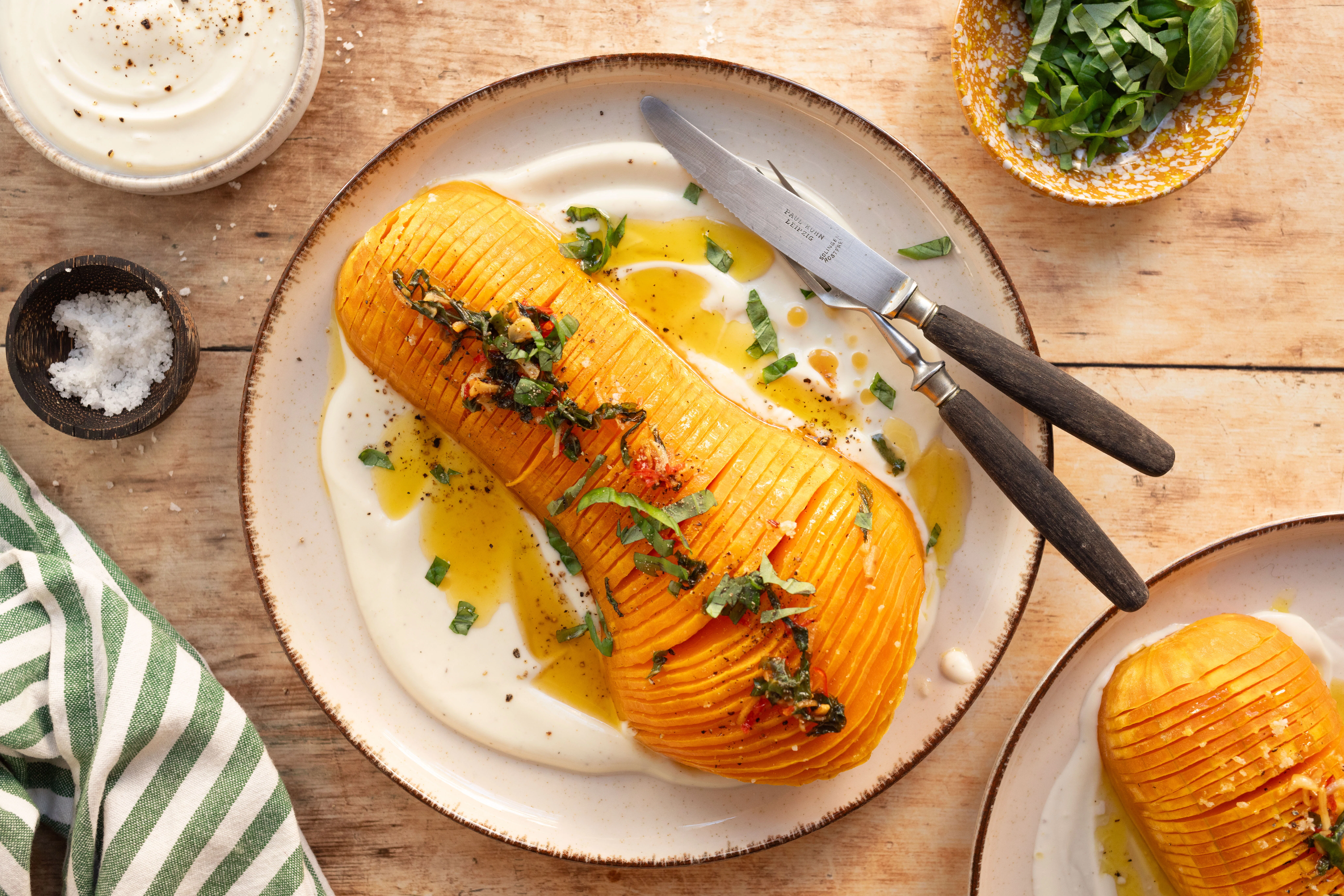 Einfacher Hasselback Kürbis mit Feta-Dip & Basilikum-Butter