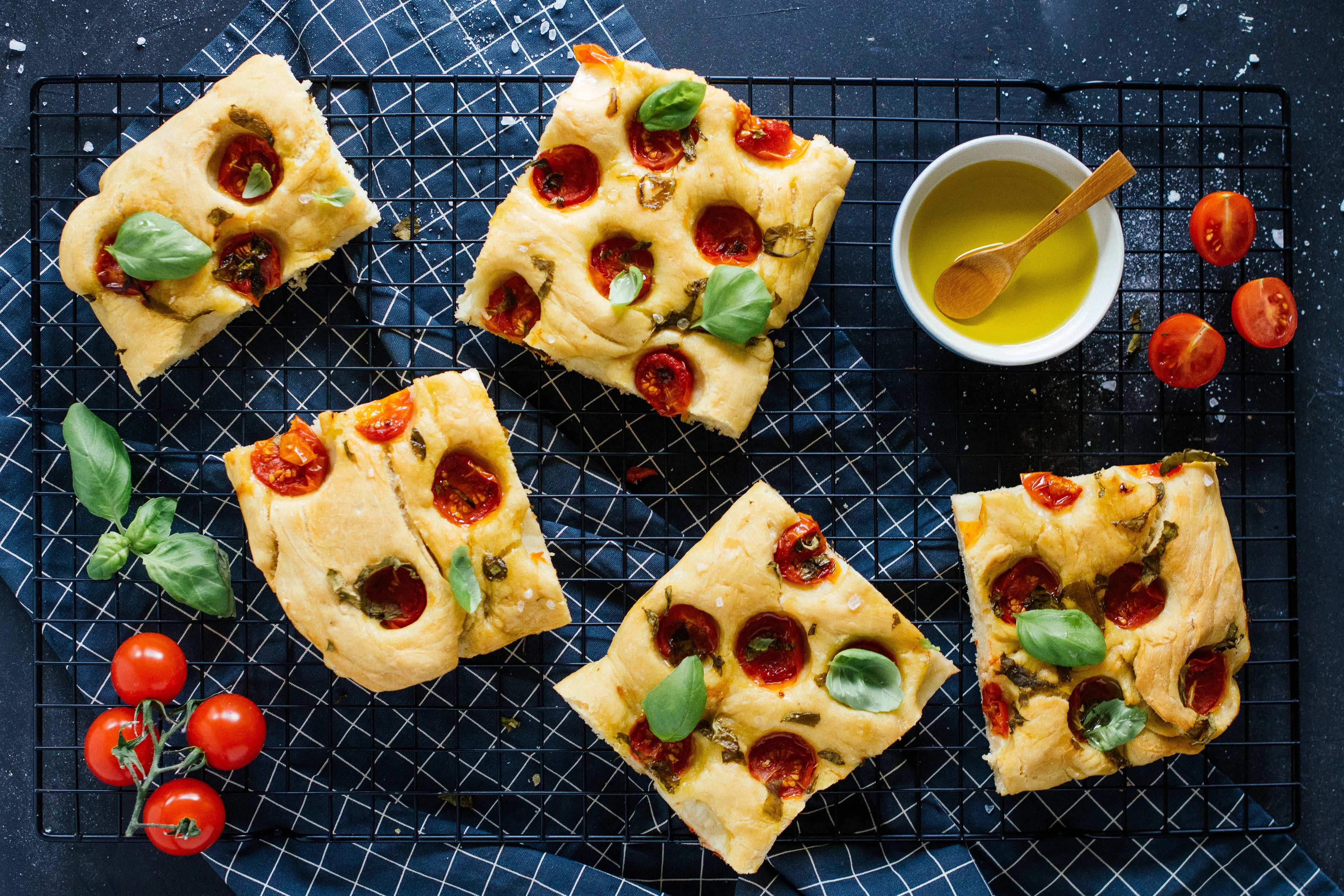 Vegane Focaccia mit Tomaten & Basilikum