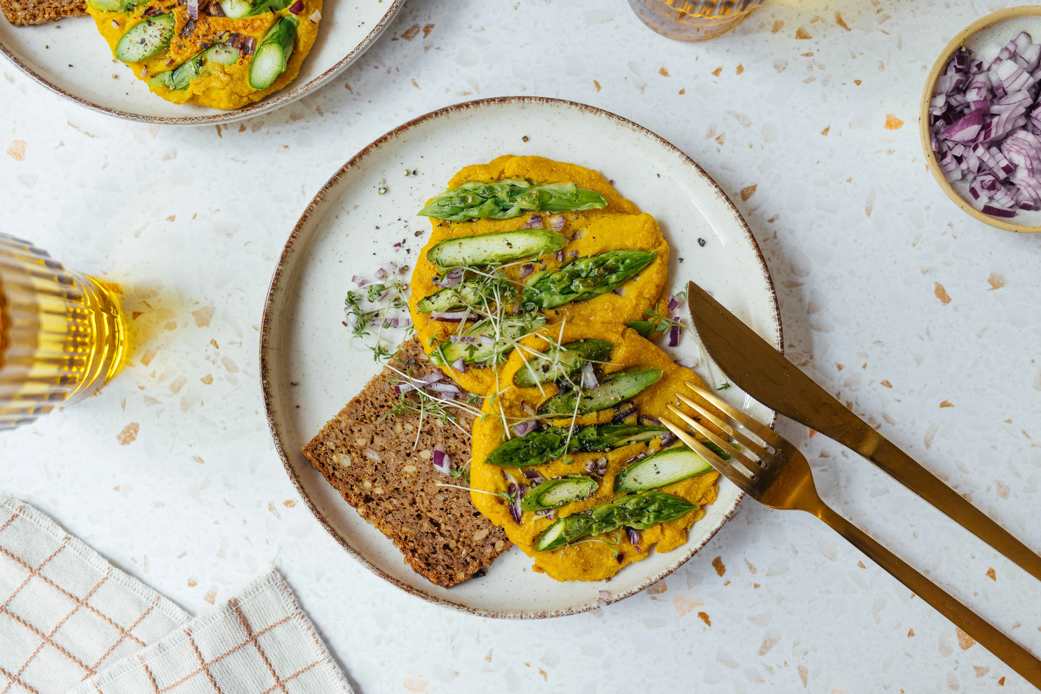Veganes Omelett aus Seidentofu (mit grünem Spargel)