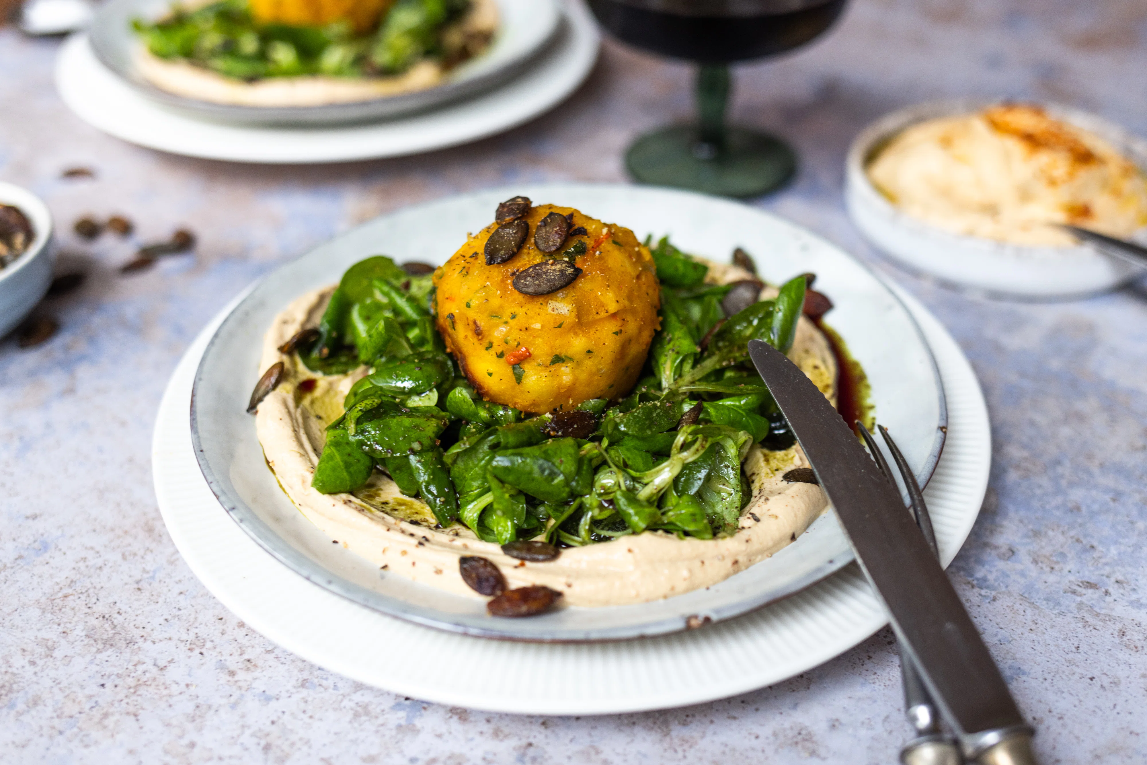 Vegane Kürbisknödel auf Miso-Tofu-Creme