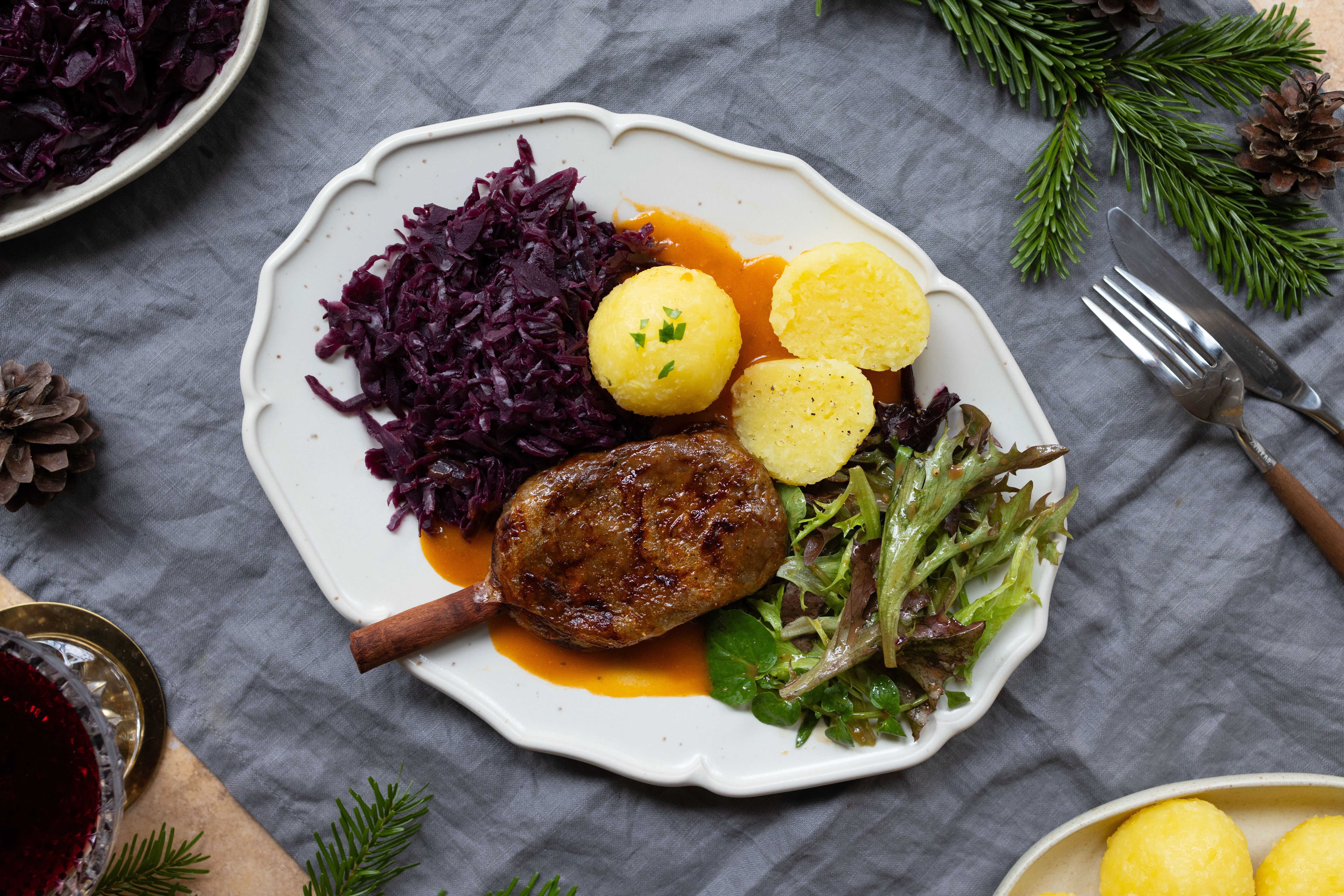 Vegane Entenkeulen mit Klößen und Rotkraut