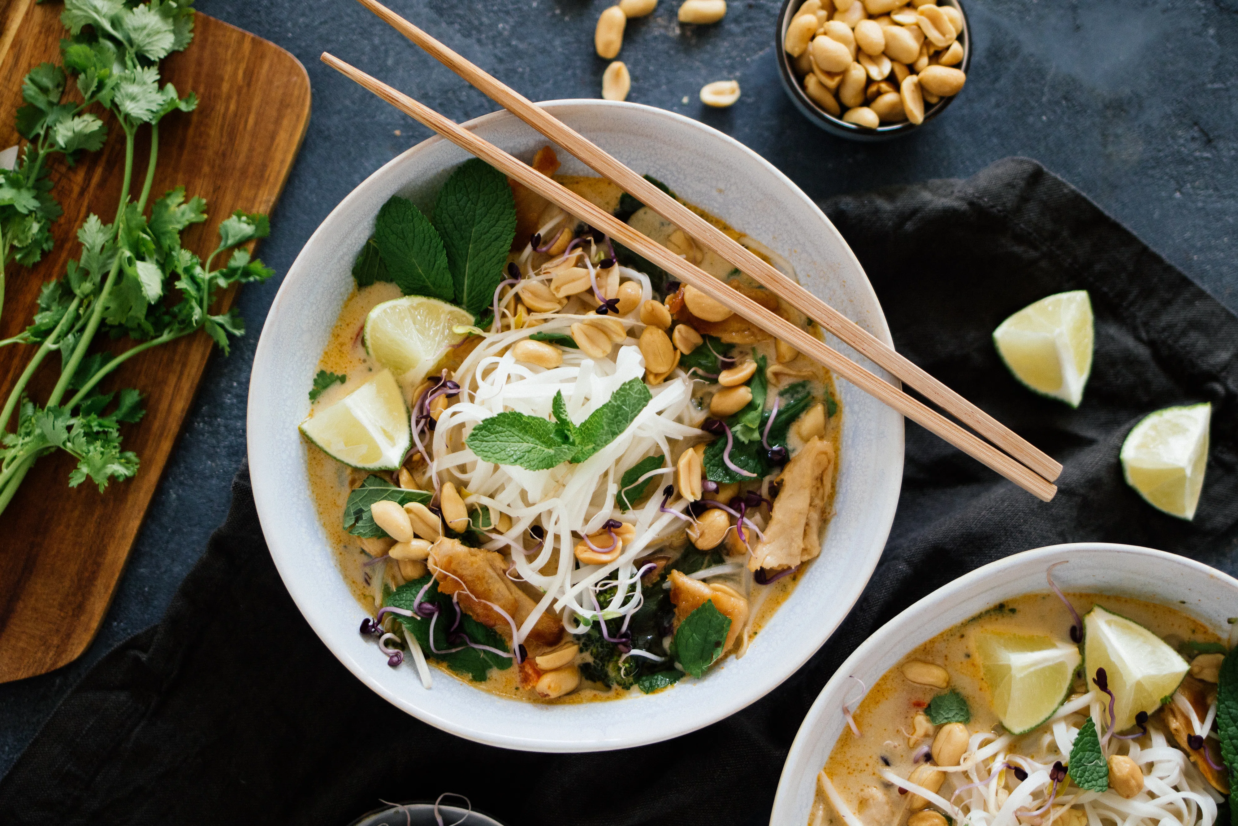 R98 Vegane Rote Thai-Kokos-Suppe mit veganem Hühnchen