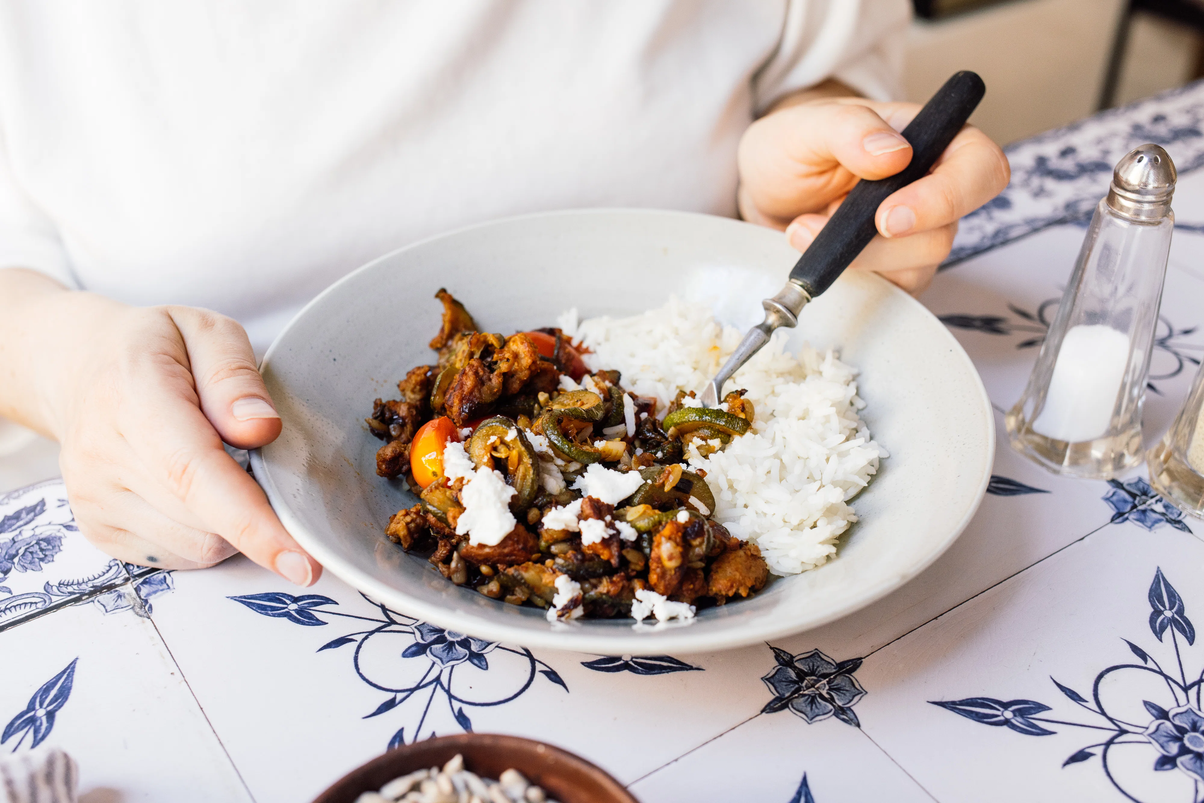 Vegane Zucchini-Hack-Pfanne mit Reis & Feta