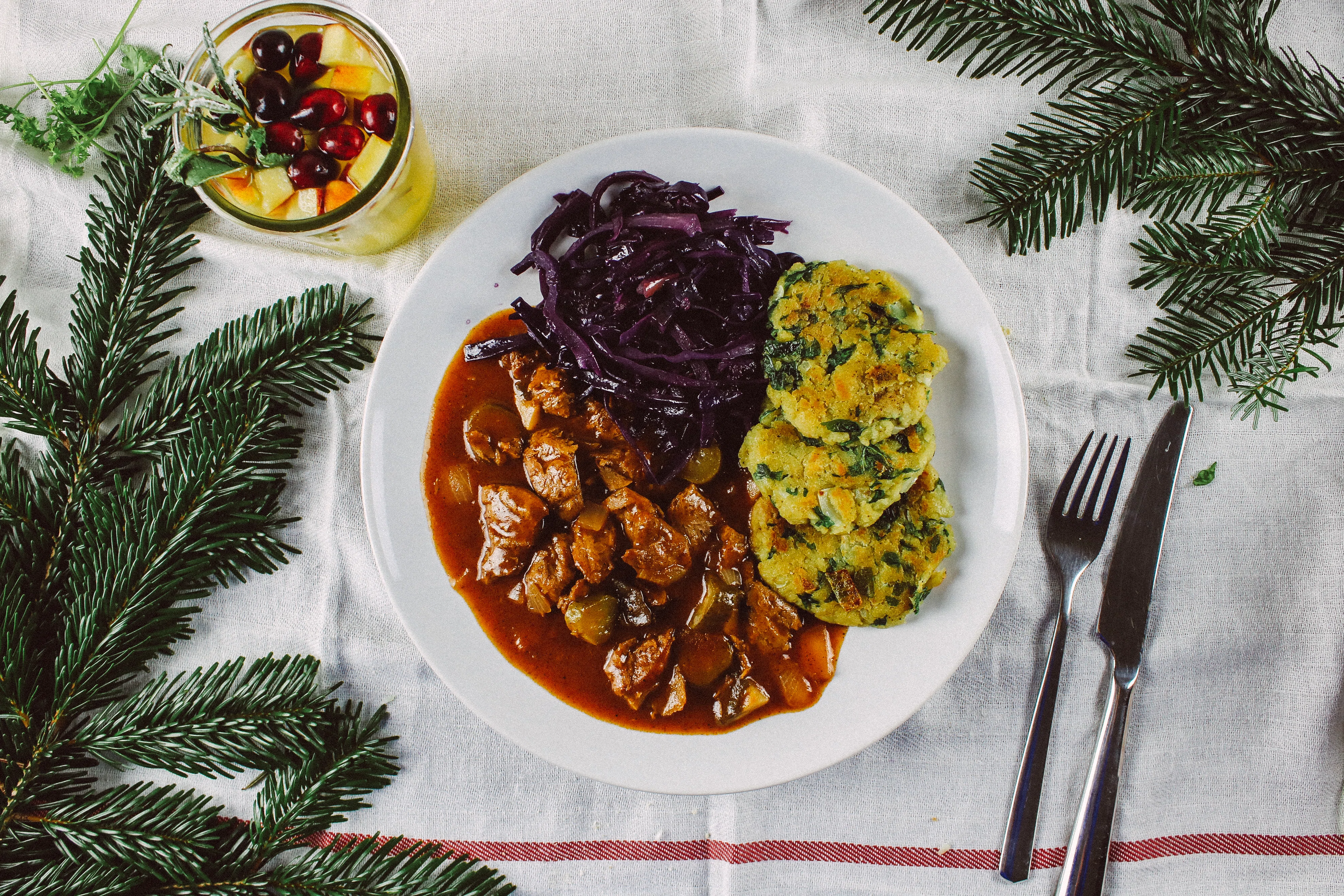 R108 Spinach dumplings, red cabbage and vegan goulash
