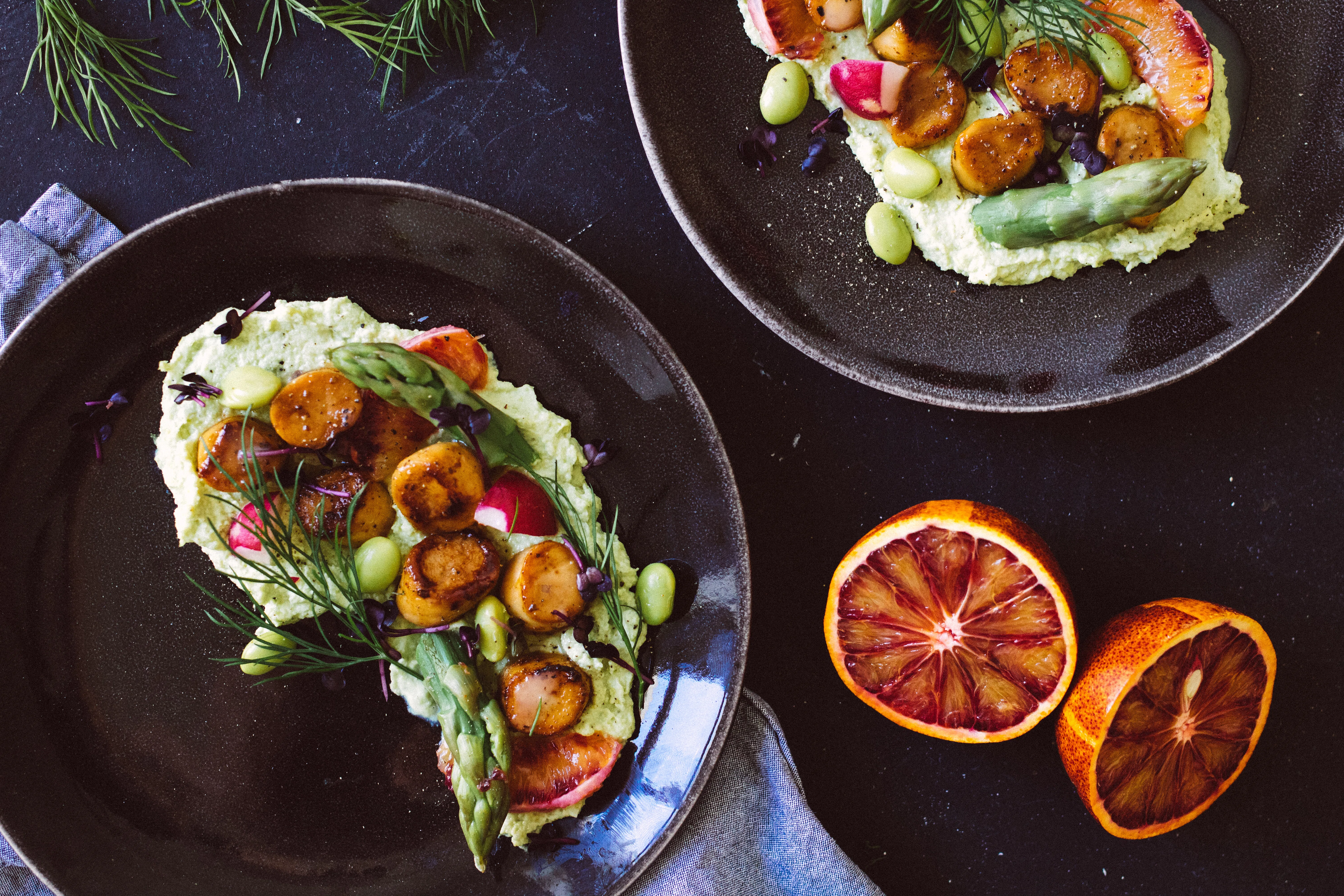 Pilz-Scallops mit grünem Spargel und Edamame-Wasabi-Püree