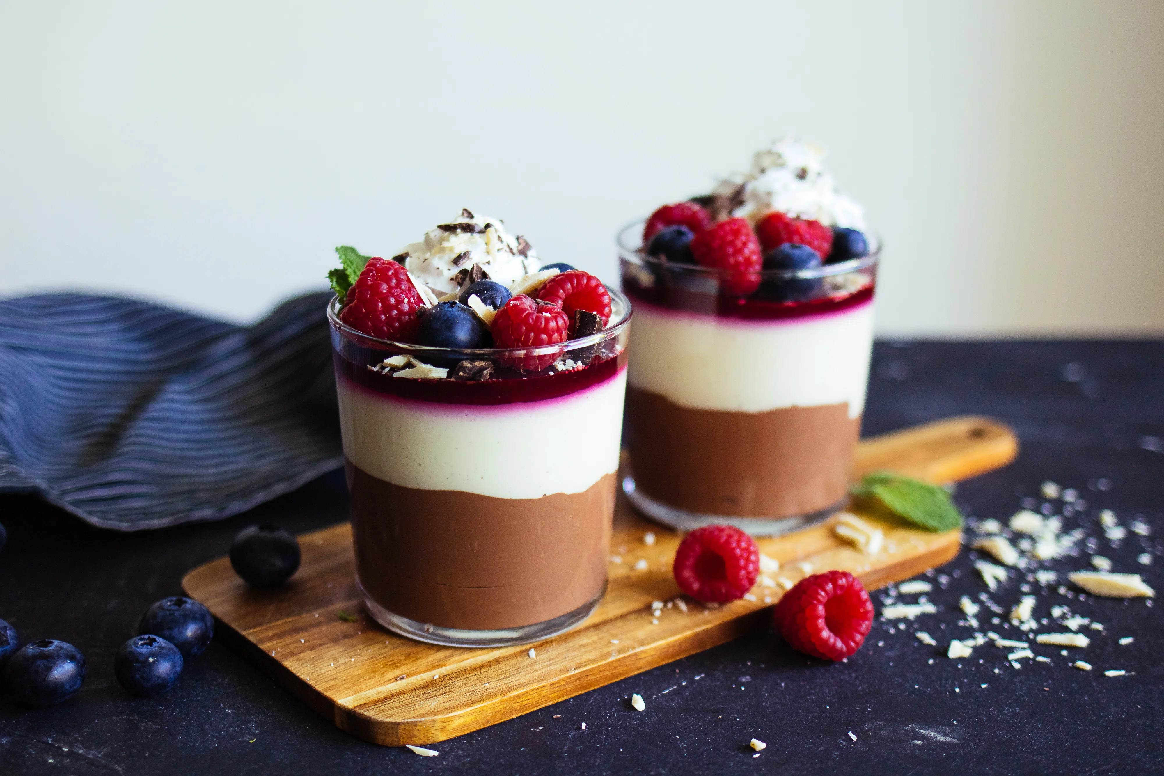Vegane dunkle & helle Schokoladenmousse aus nur 3 Zutaten