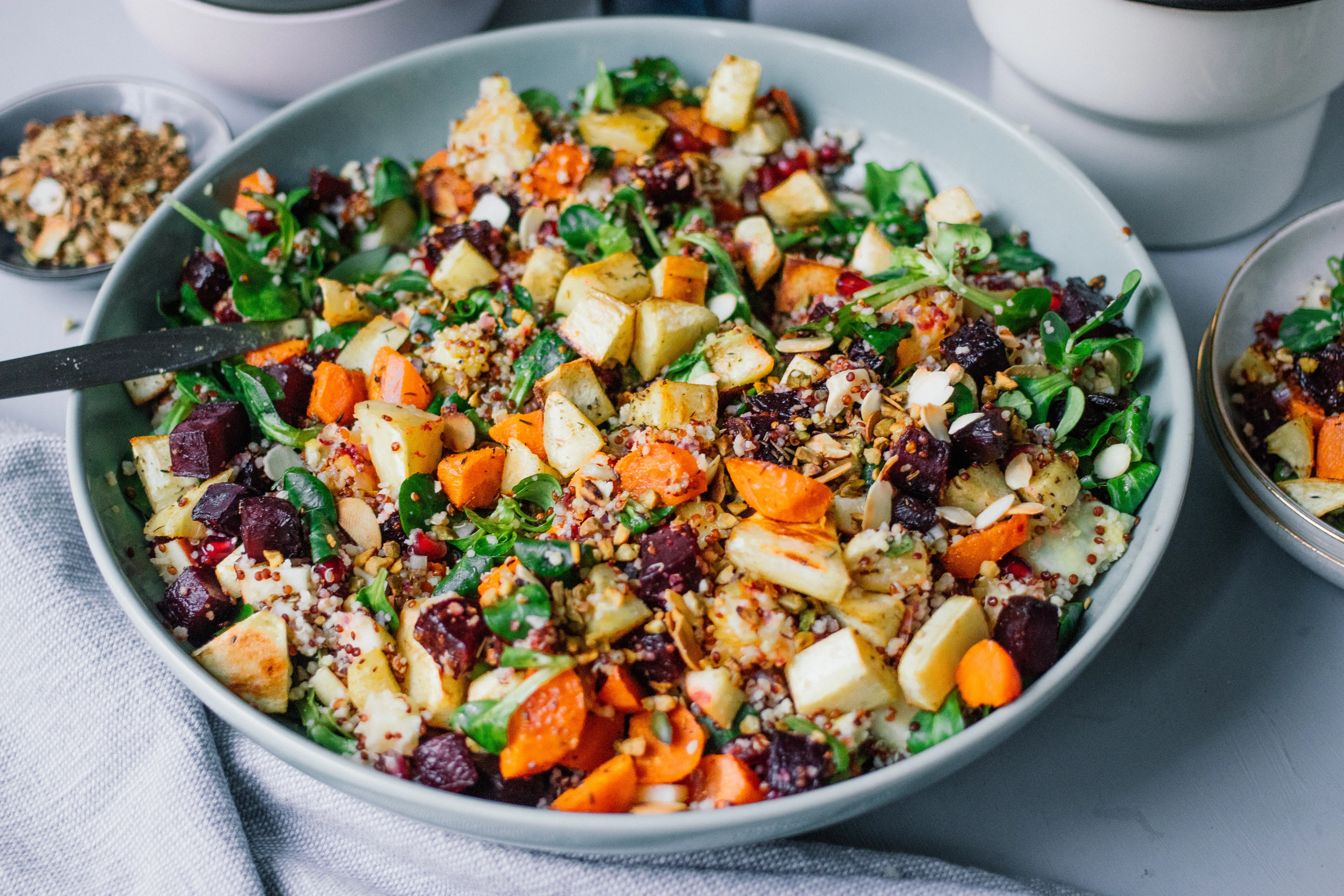 Wintersalat mit Couscous, Quinoa, Ofengemüse und Kurkuma-Dressing 