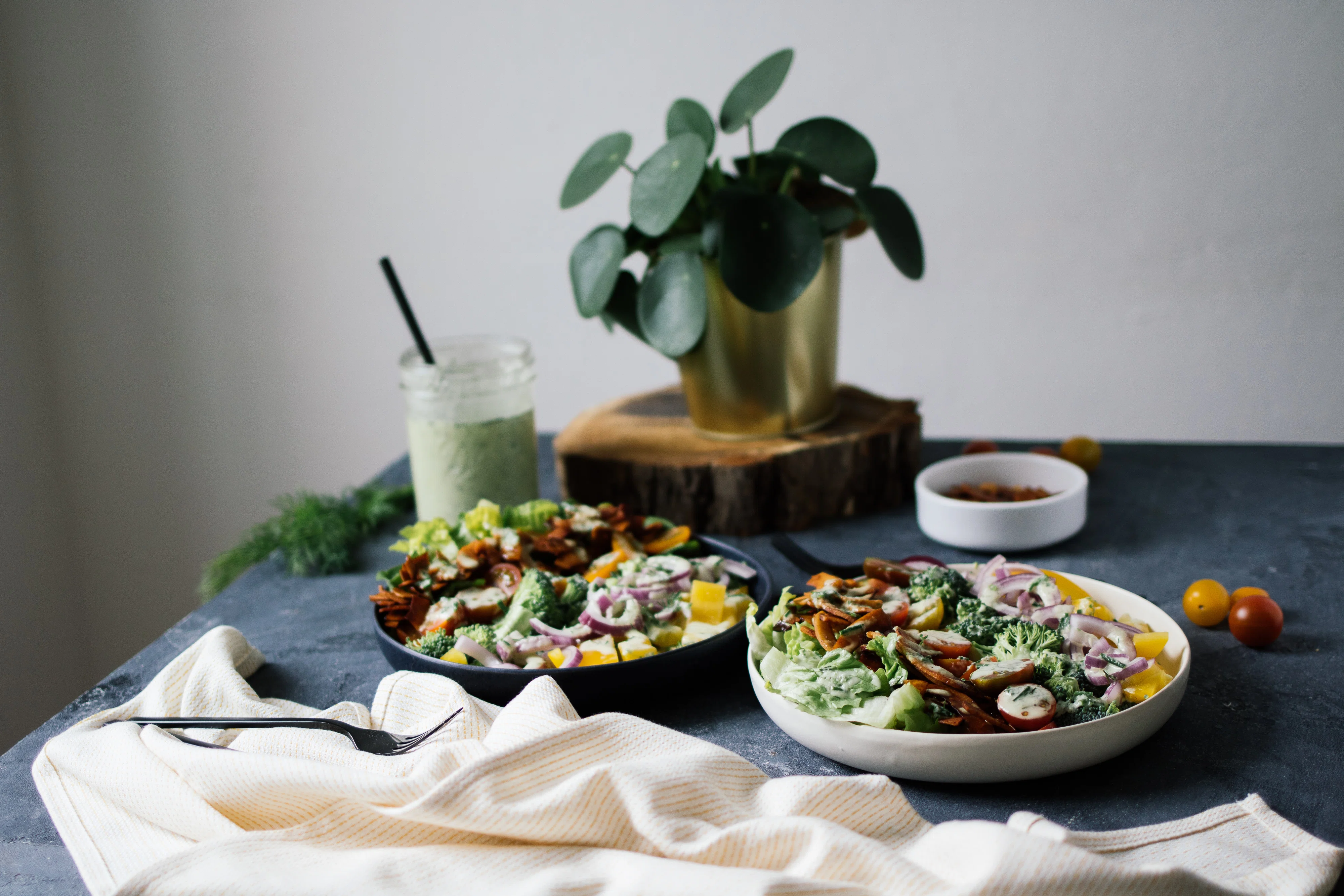 R385 Bunter Salat mit Kokosnuss Bacon & selbstgemachtem Ranch Dressing