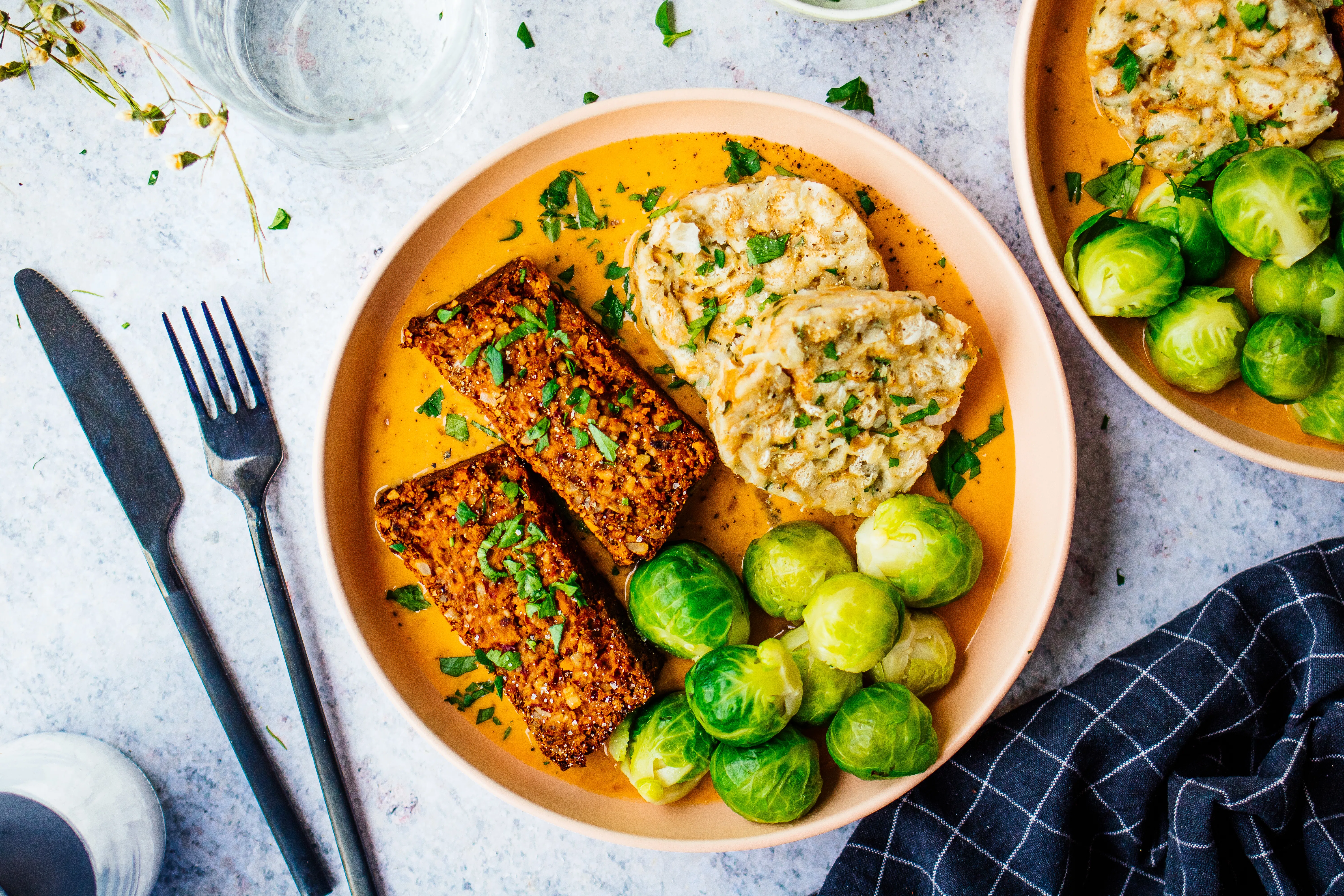 R597 Veganer Nussbraten mit Serviettenknödeln & Zwiebel-Sahne-Soße