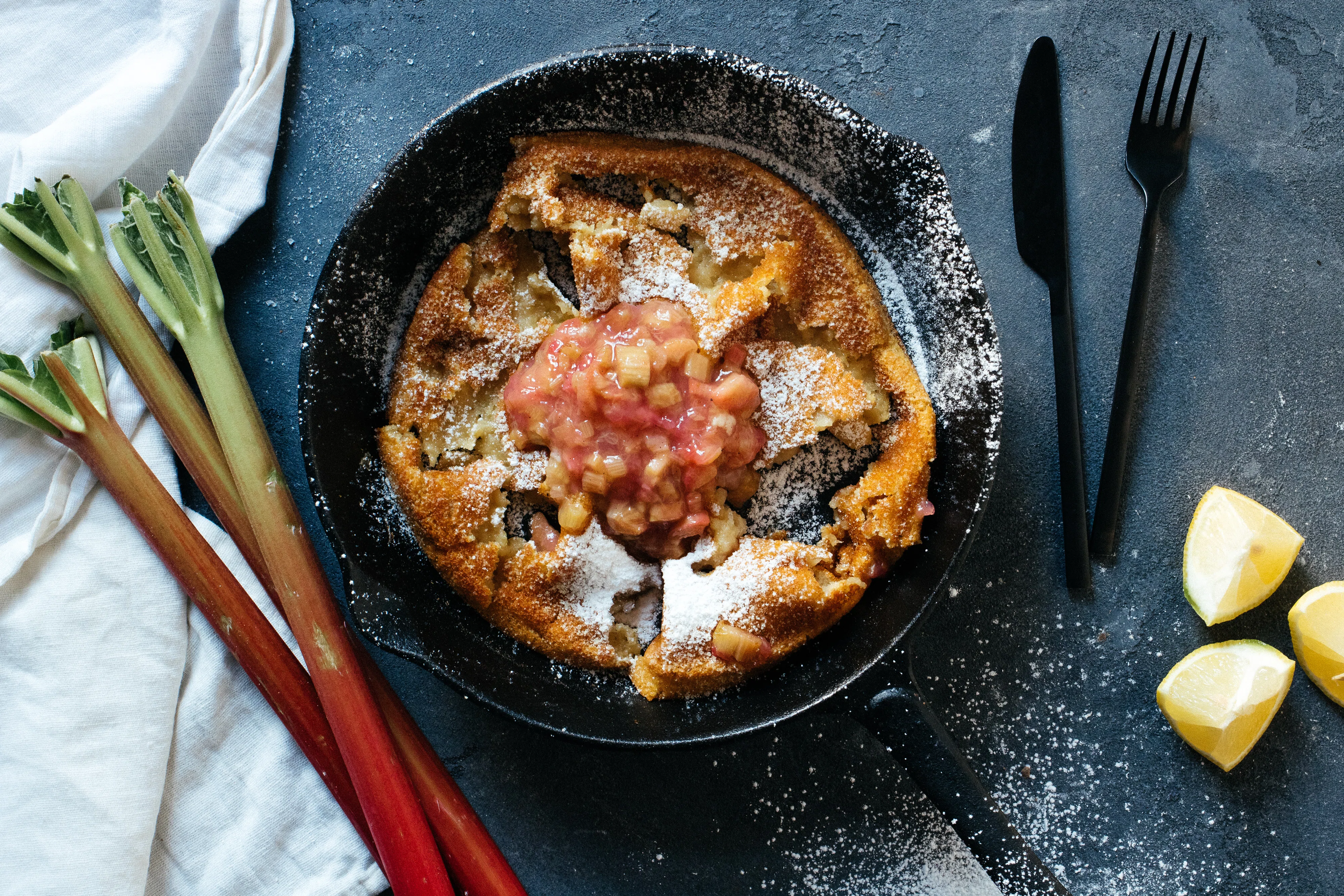 Veganes Dutch Baby mit Rhabarberkompott