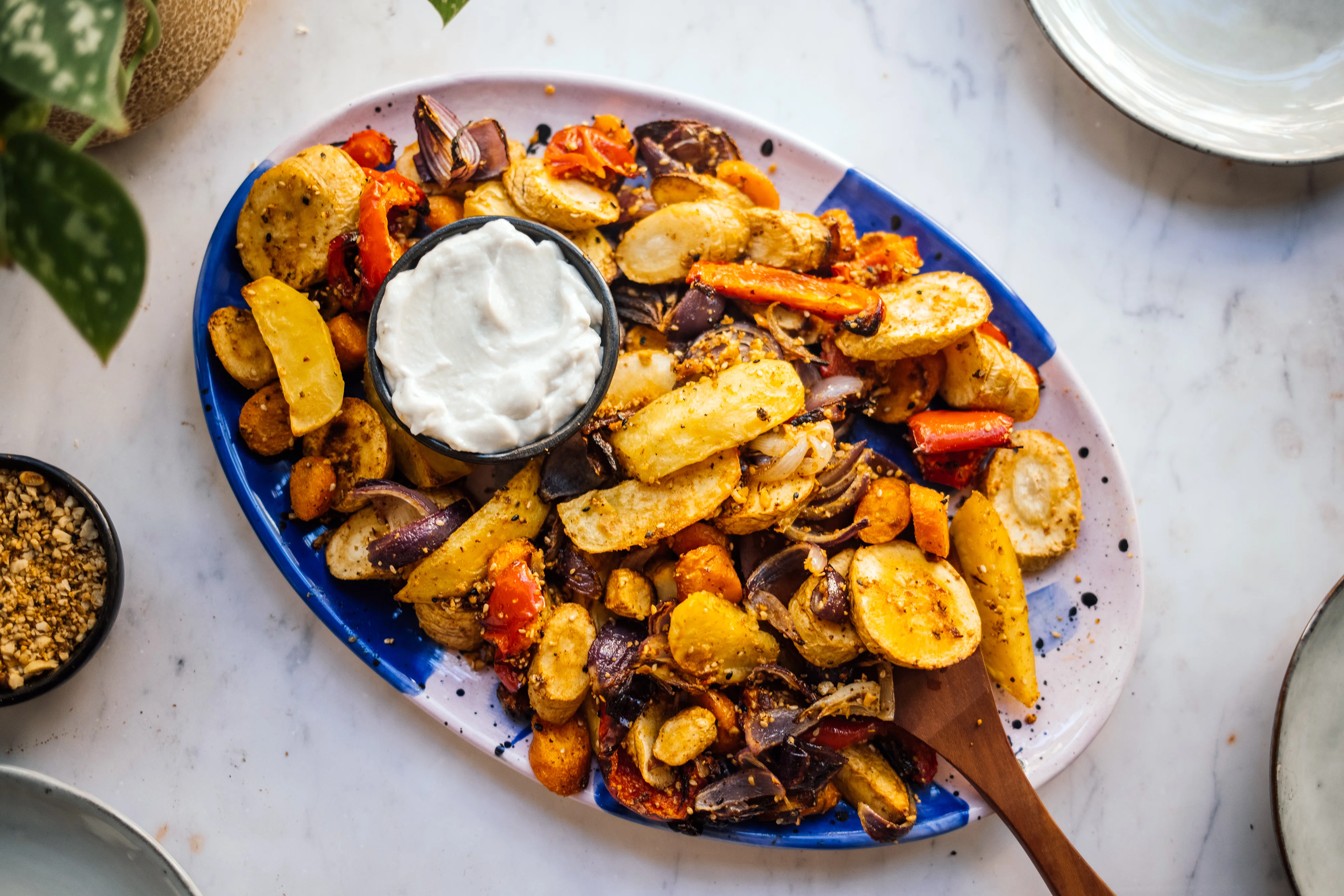 Ofengemüse mit Dukkah und Toum, dem knoblauchigsten Dip der Welt