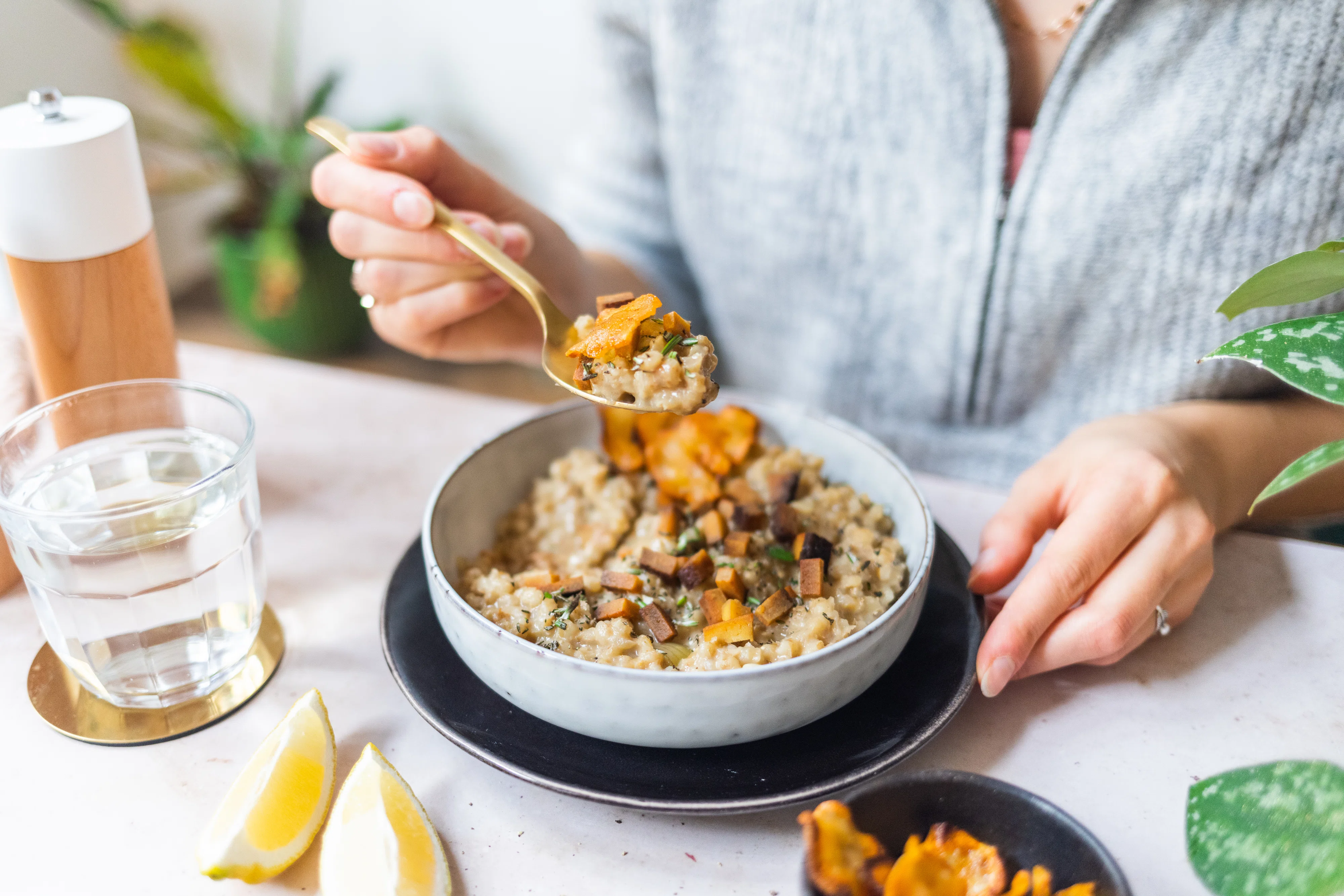 Veganes Graupenrisotto mit Topinambur-Chips