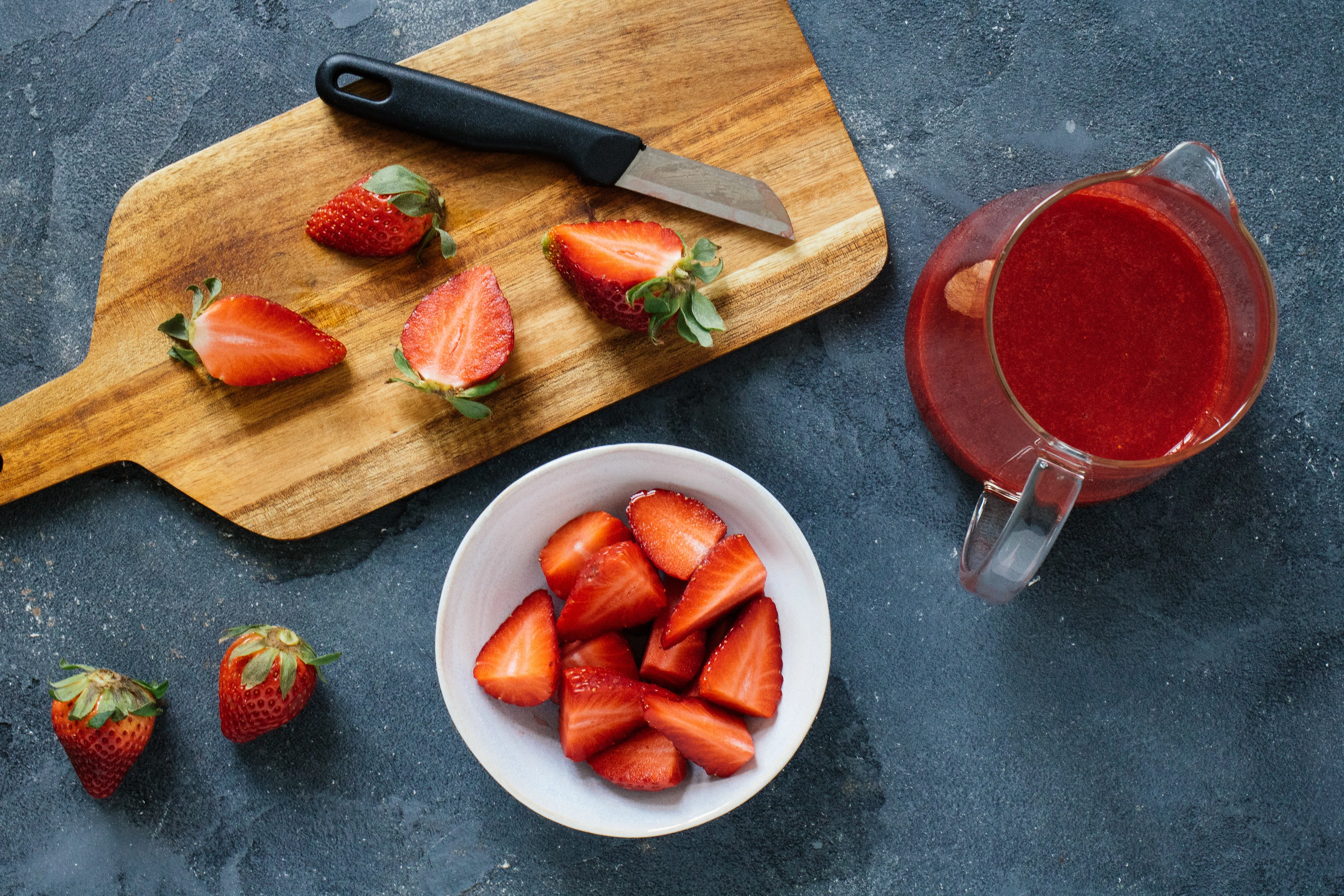 R378 Veganer New York Cheesecake mit Erdbeeren & weißer Schokolade