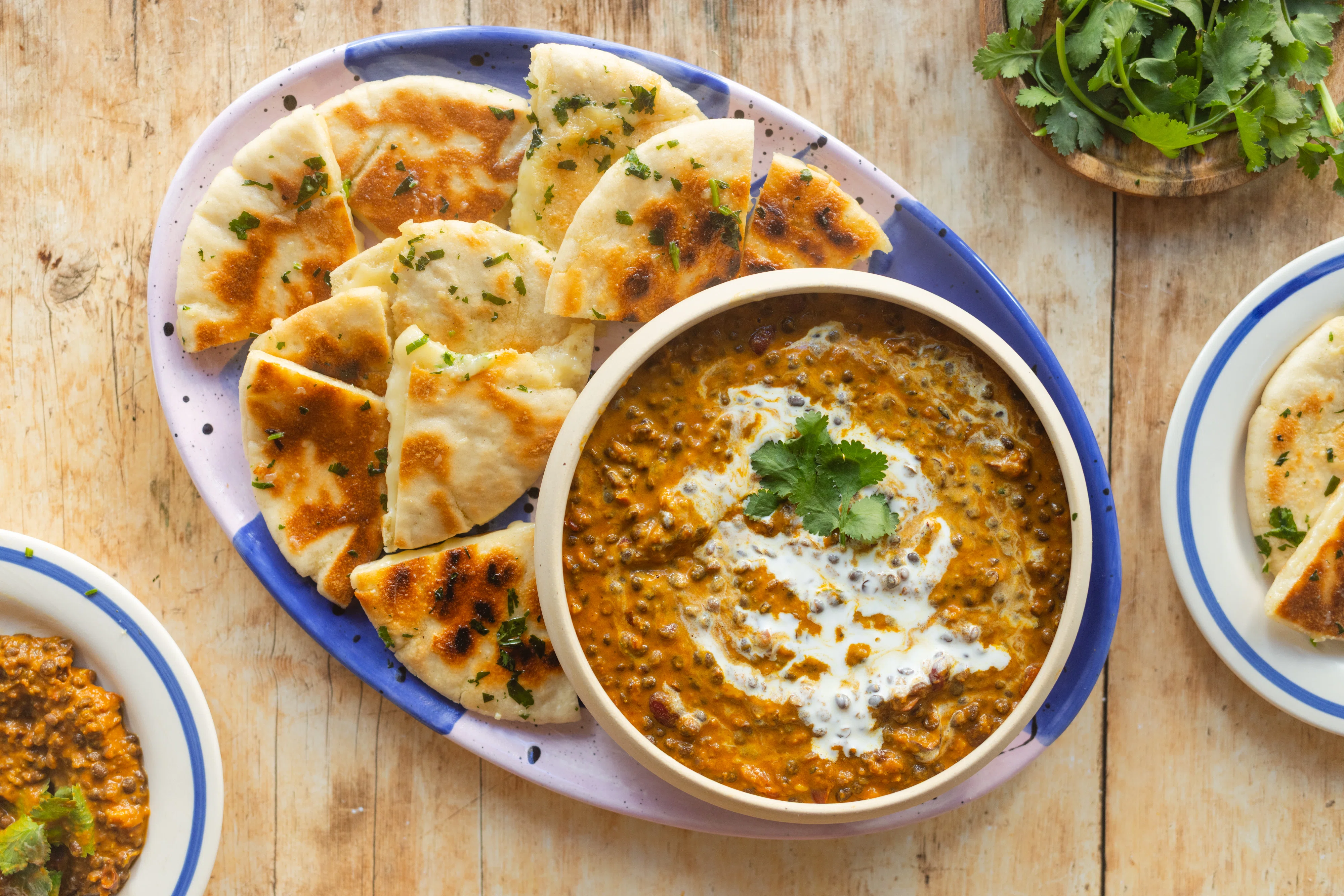 Veganes Dal Makhani mit Knoblauch-Käse-Pita