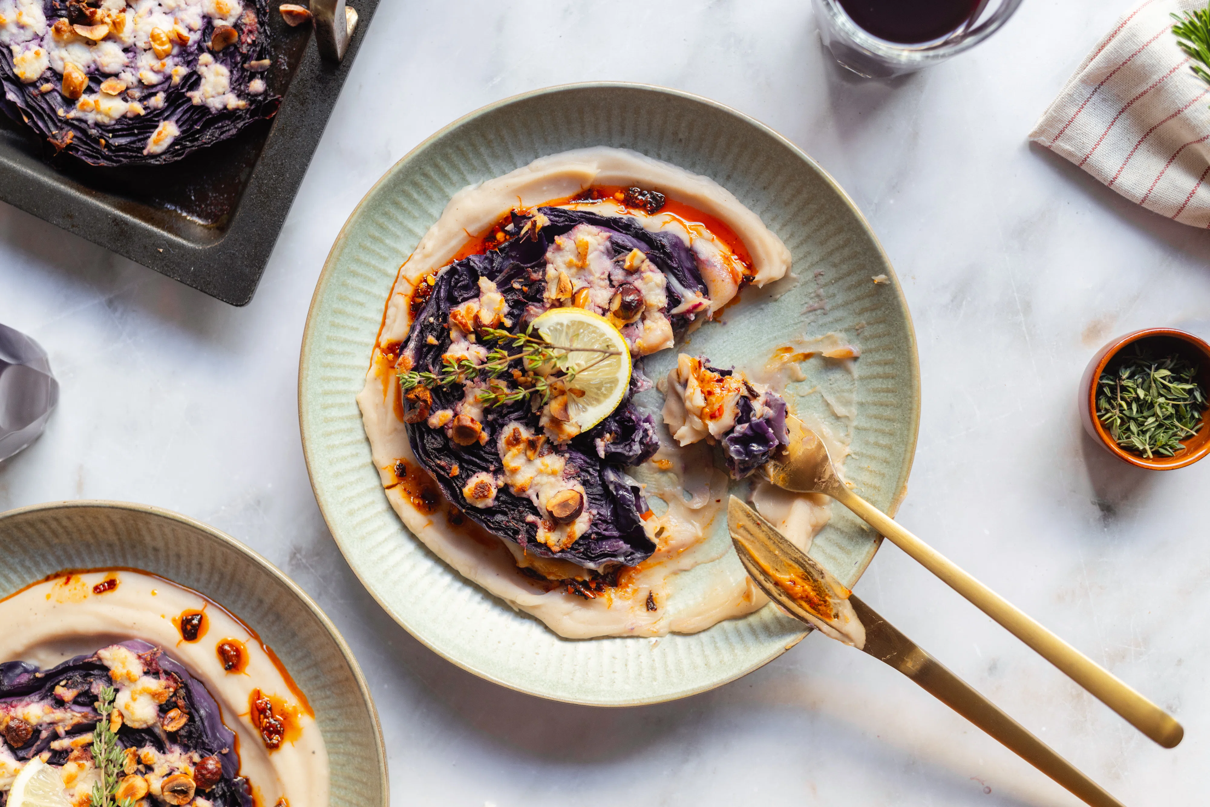 Gebackene Rotkohlsteaks mit Bohnenpüree