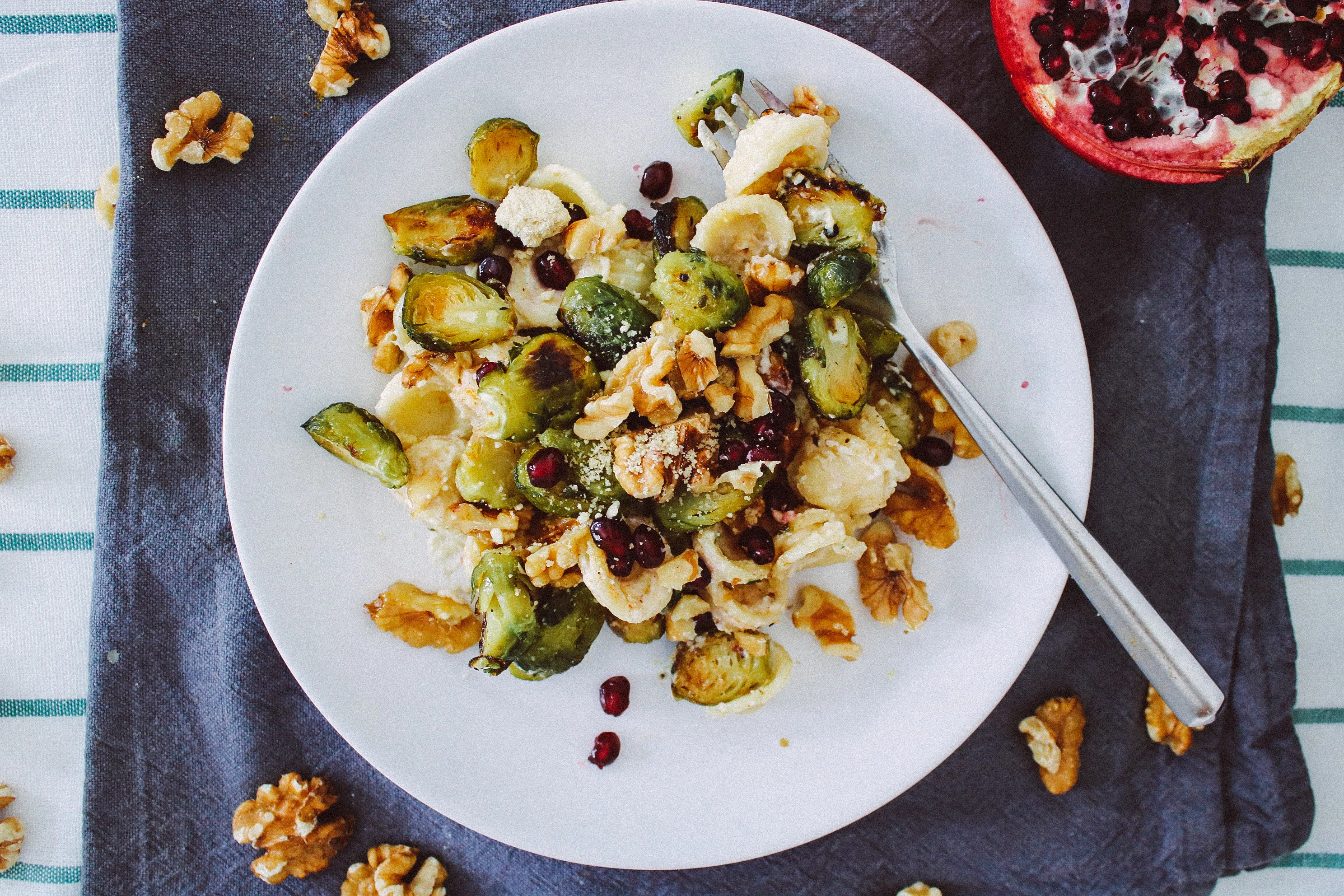 Orecchiette mit gebratenem Rosenkohl und veganer Sauce Alfredo