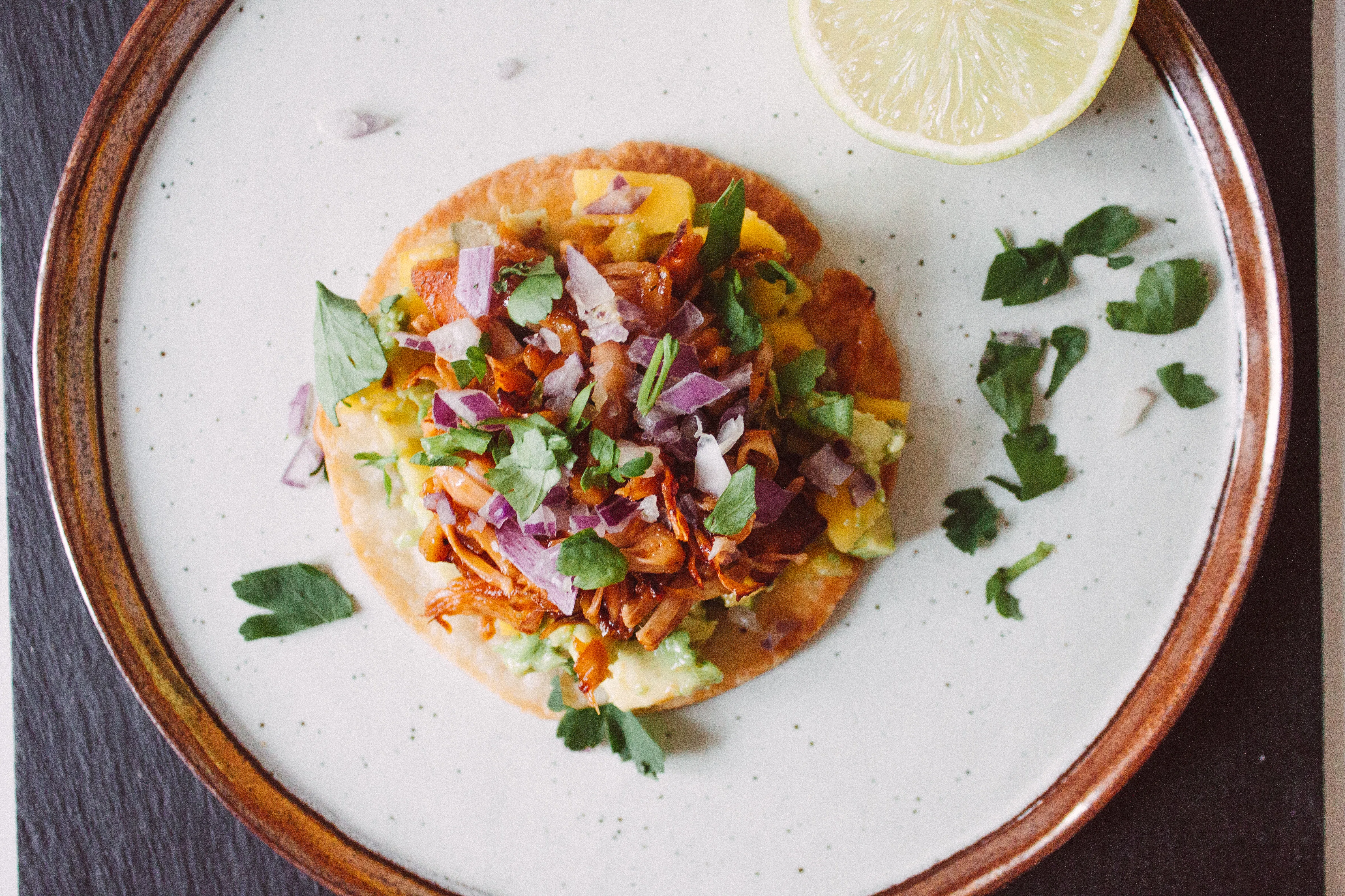 Tostadas mit süß-saurer Jackfruit