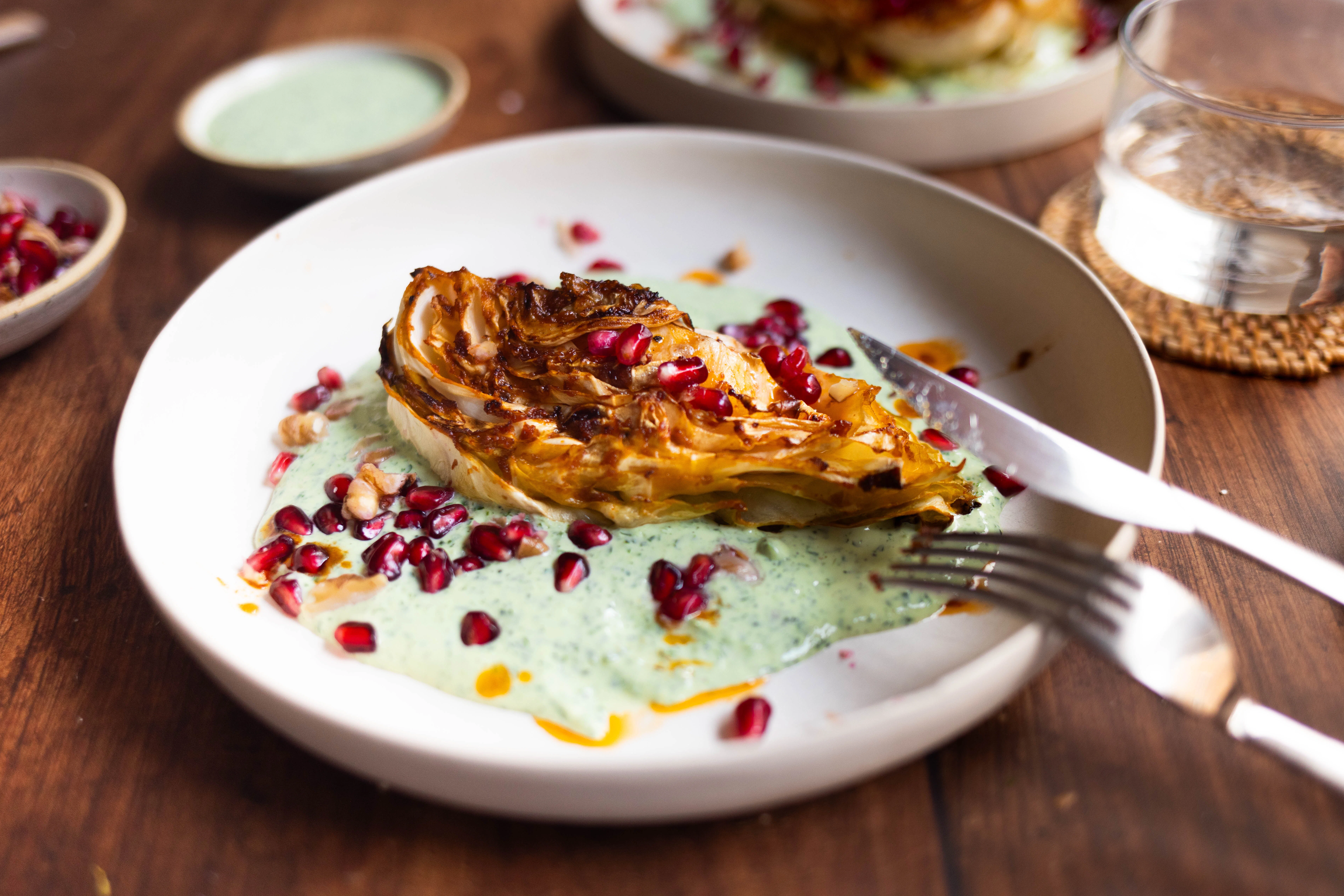 R884 Gebackener Spitzkohl auf Kräuterjoghurt mit Walnuss-Granatapfel-Topping