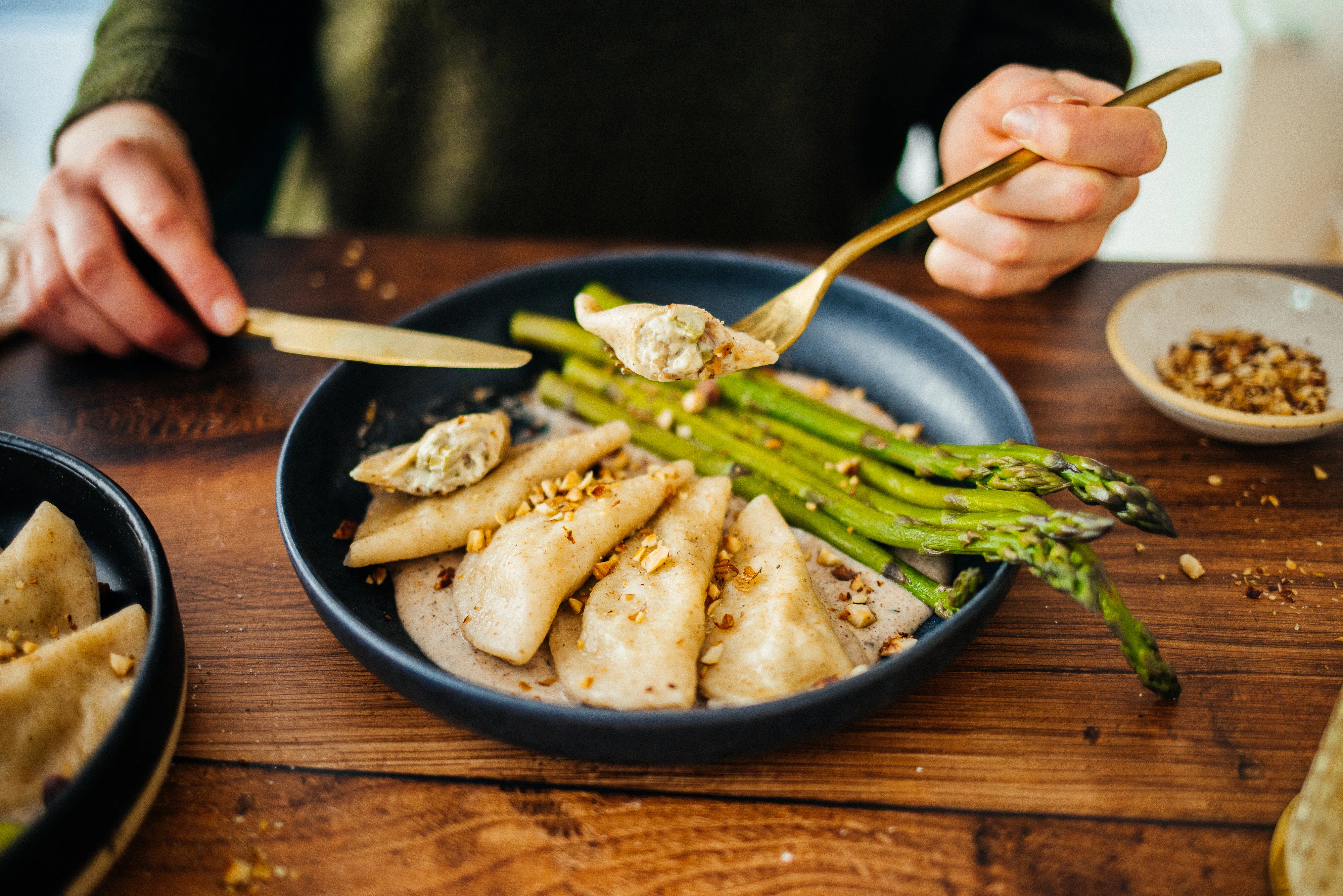 Vegane Mezzelune mit Spargelfüllung und Zitronen-Haselnuss-Soße