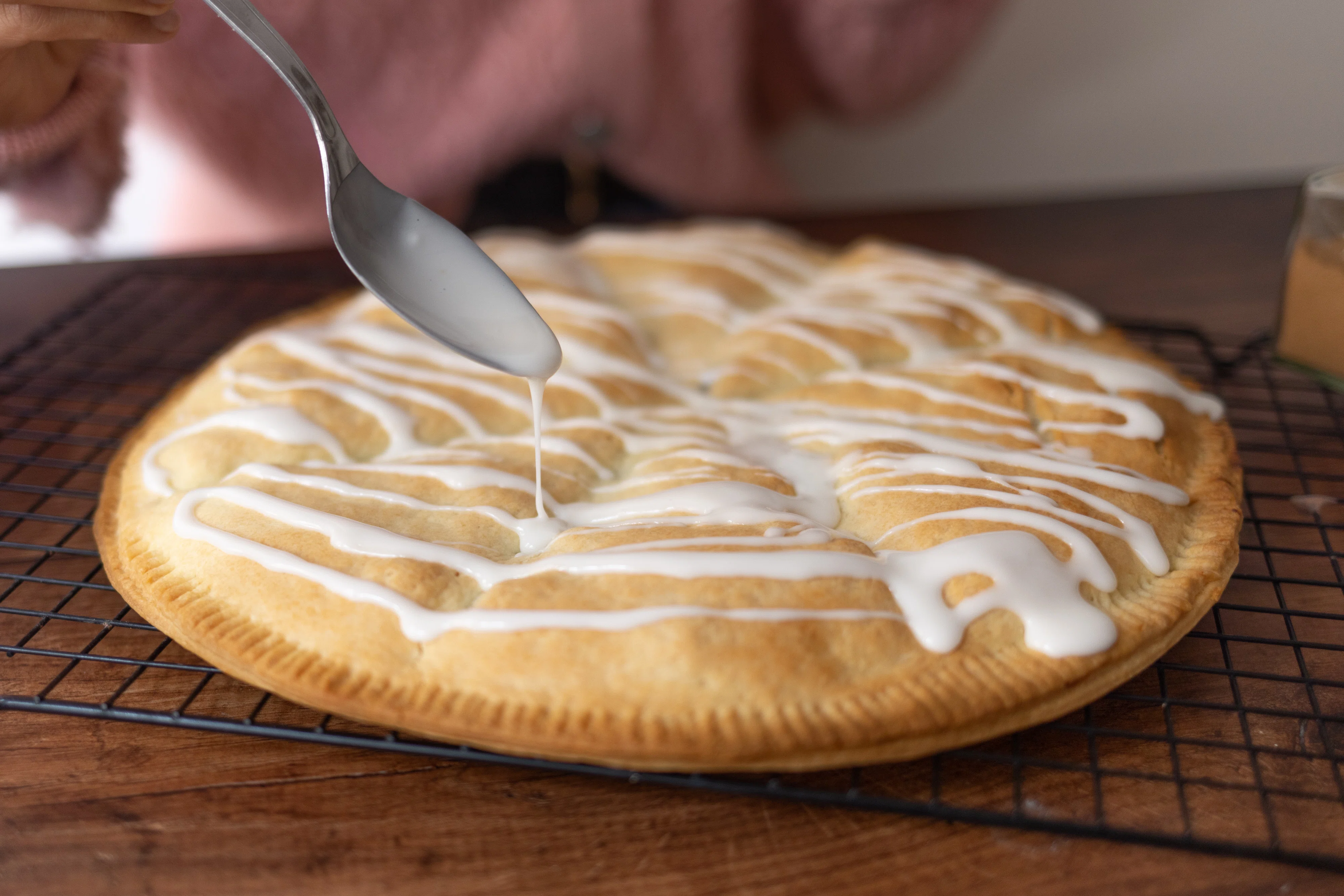 R782 - Vegan Apple-Cherry Hand Pie with Icing Sugar