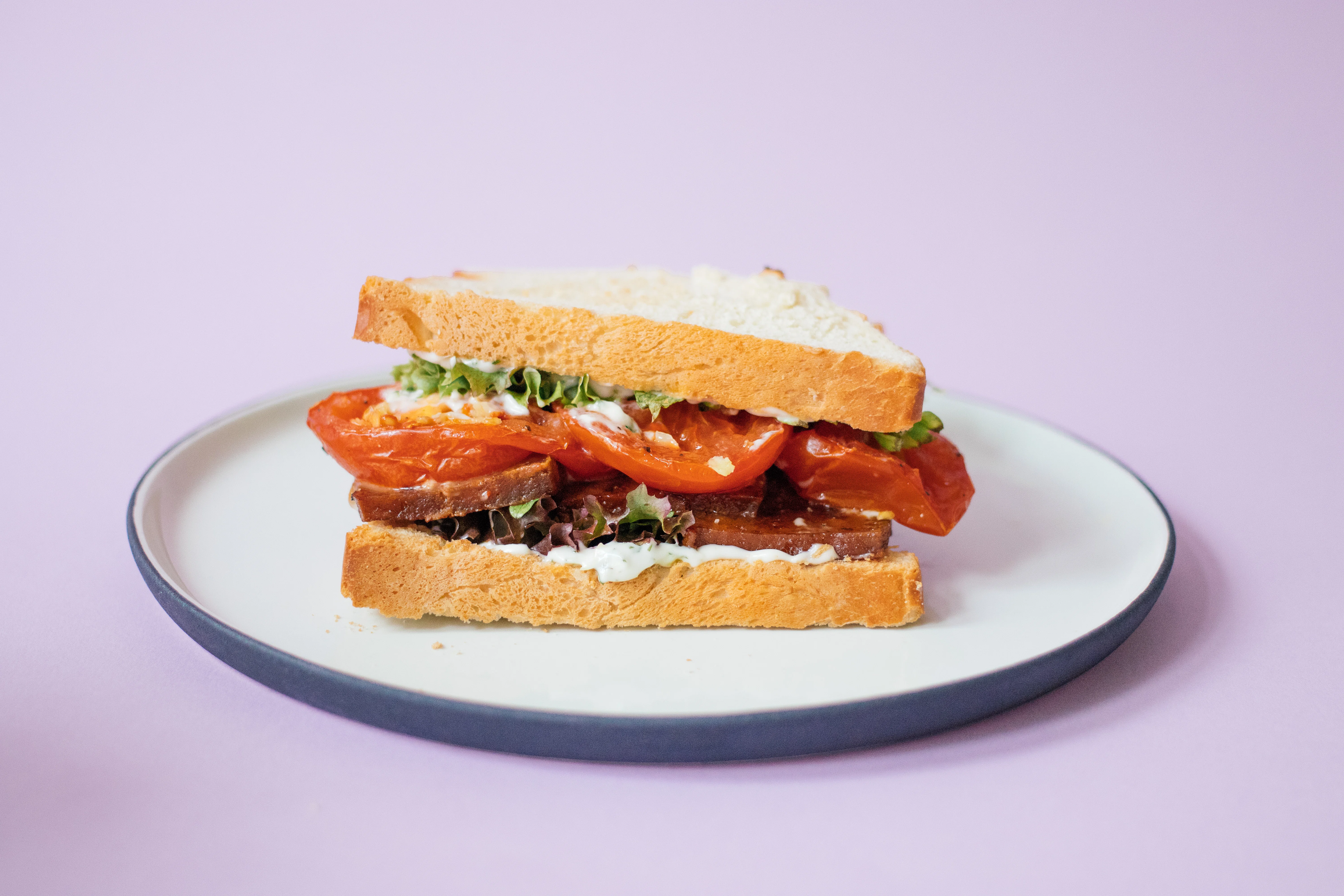 Veganes BLT Sandwich mit Ofentomaten und veganer Dill-Mayo