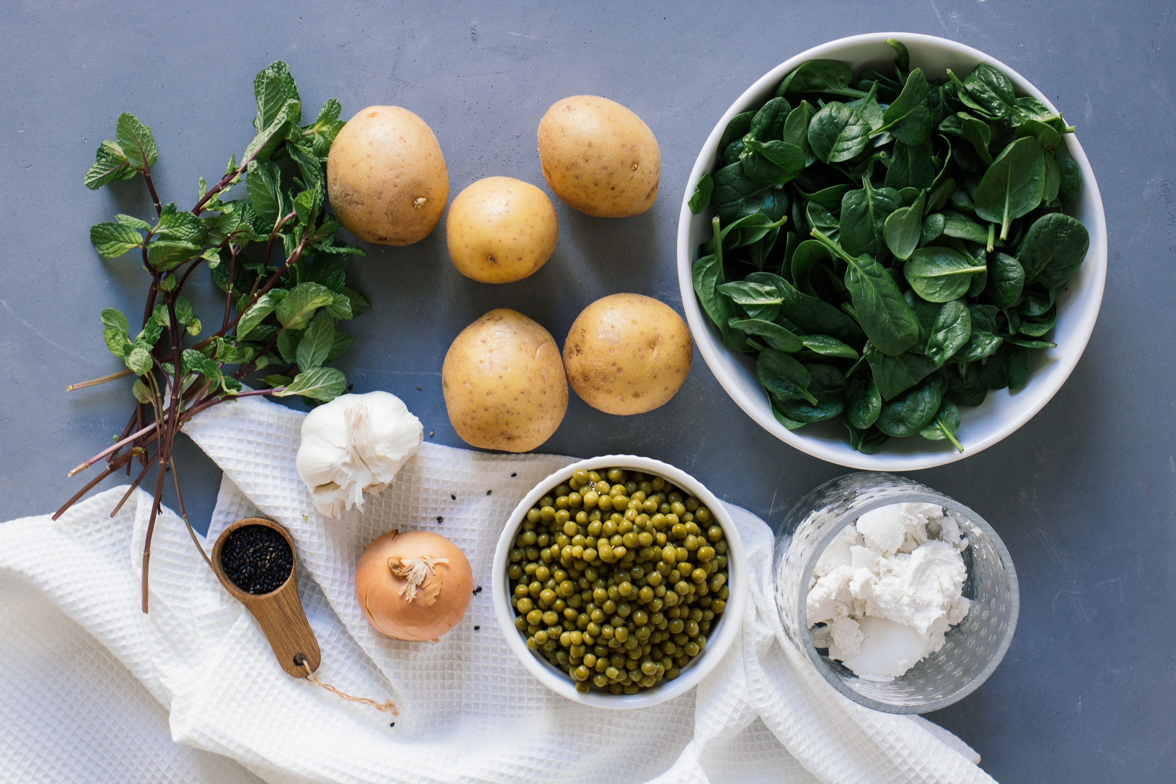 R257 Spinatsuppe mit Minze & knusprigen Kartoffelwürfeln