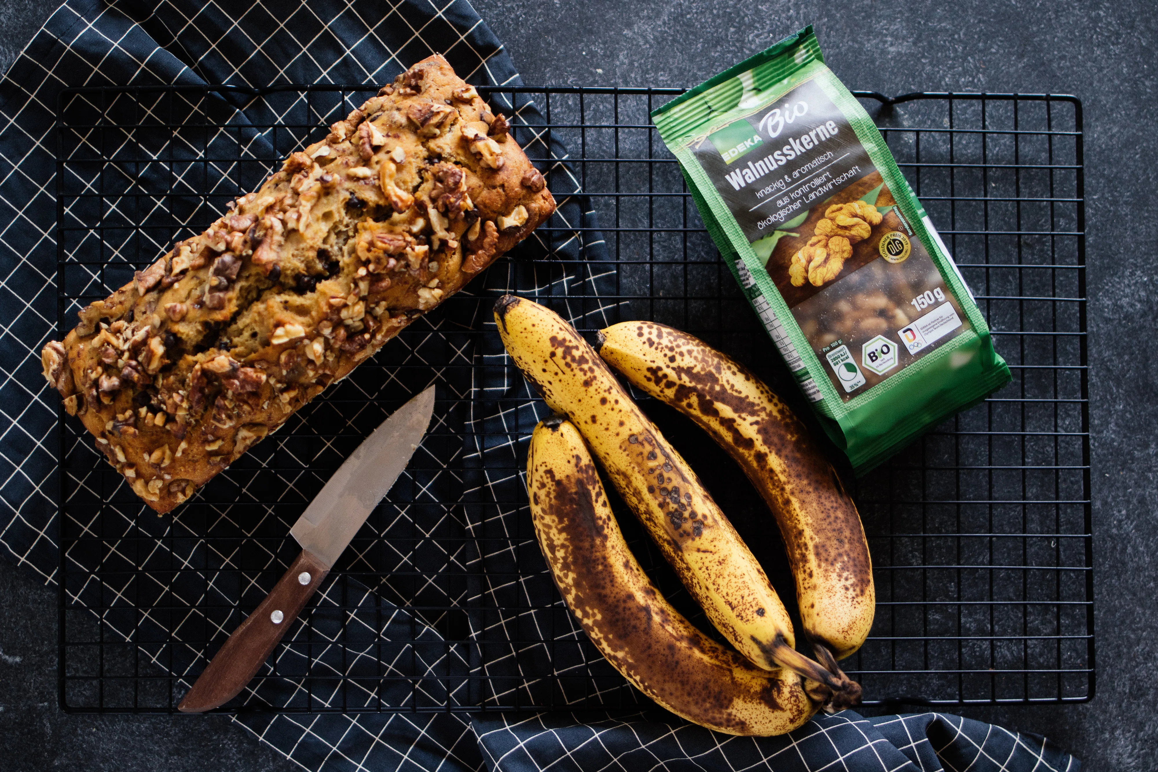 R427 Veganes, simples Bananenbrot mit Walnüssen & Schokolade
