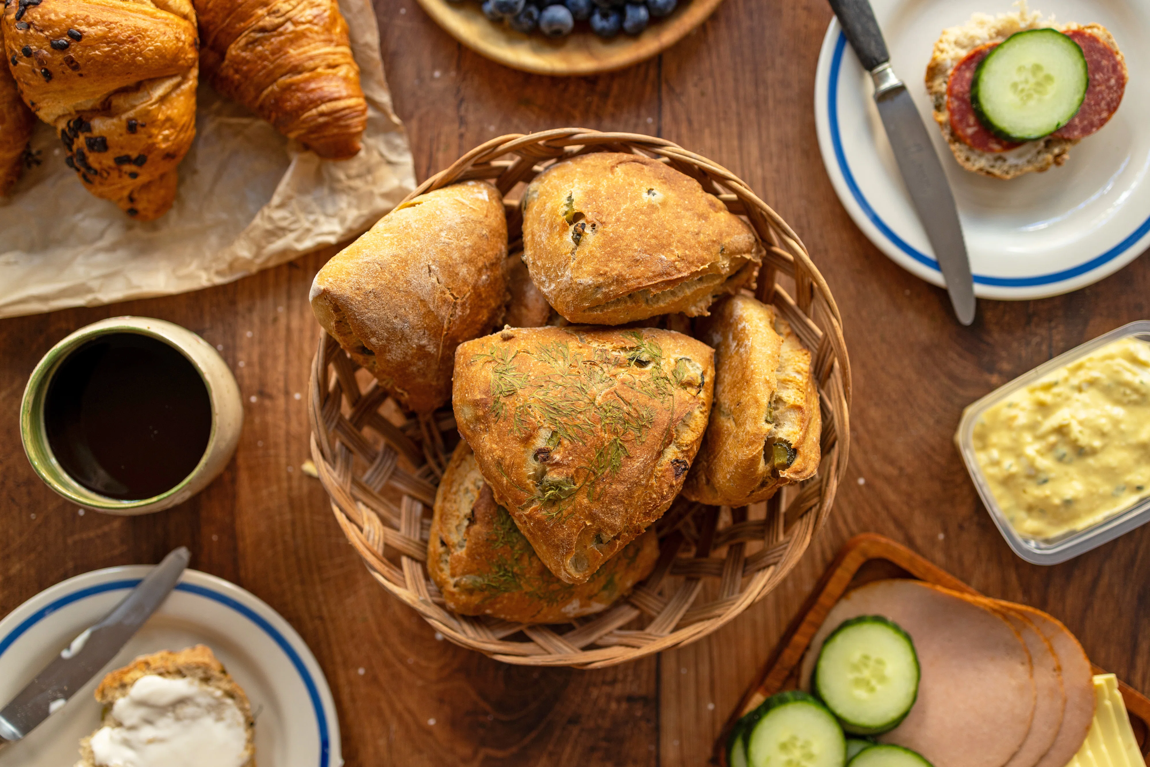 Selbstgebackene Sonntagsbrötchen mit Gewürzgurken und Dill