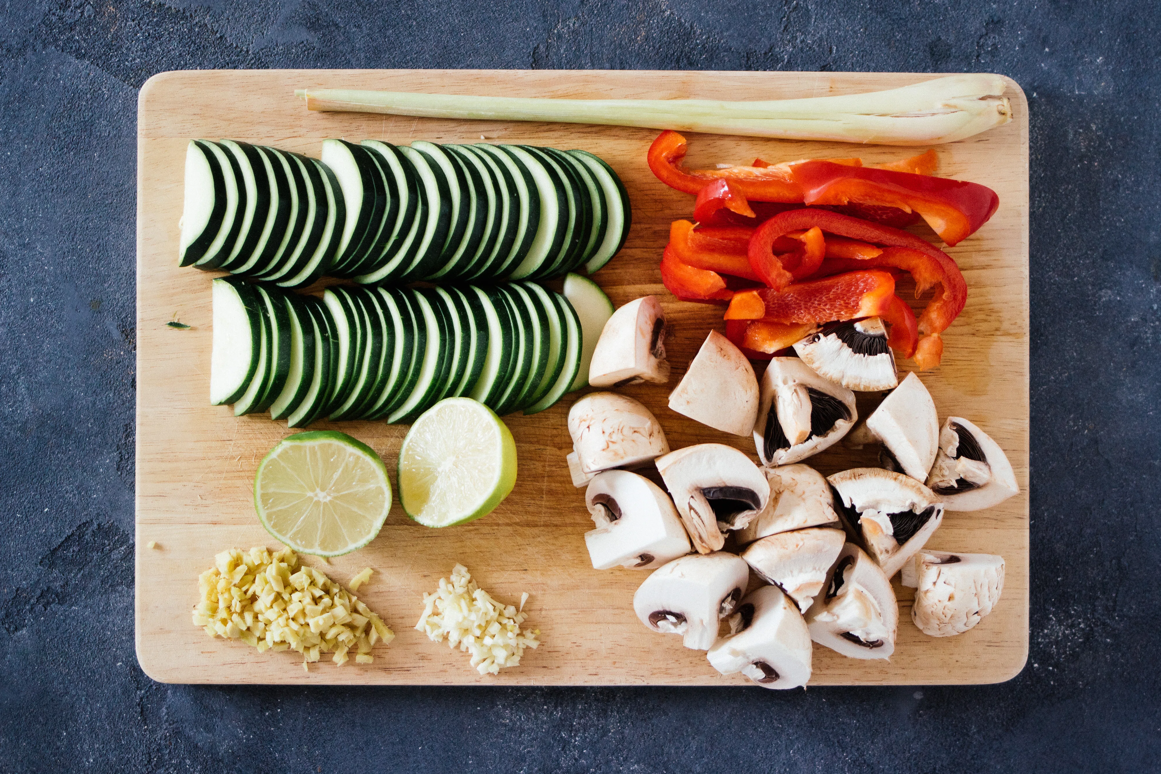 R98 Vegane Rote Thai-Kokos-Suppe mit veganem Hühnchen