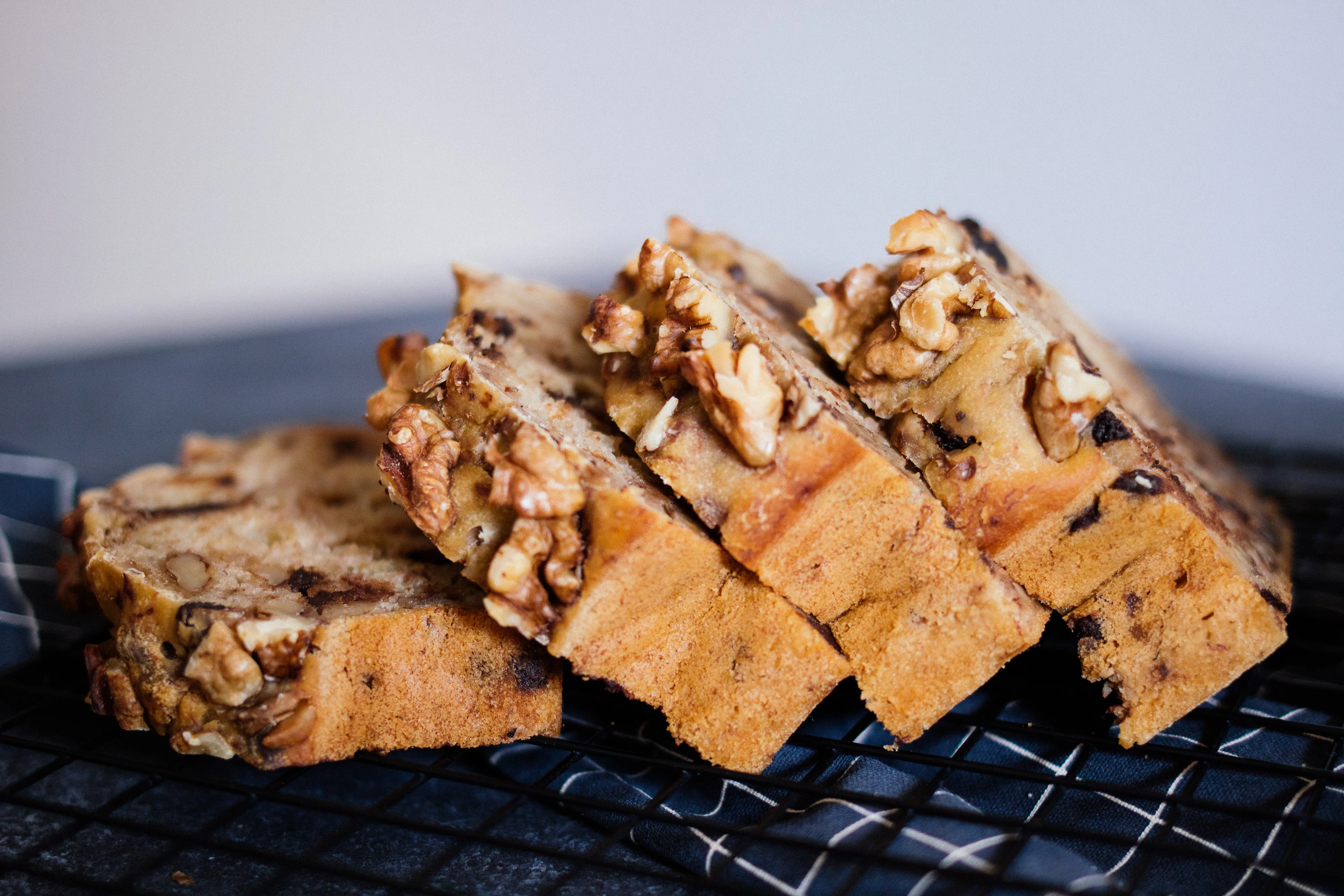 R427 Veganes, simples Bananenbrot mit Walnüssen & Schokolade
