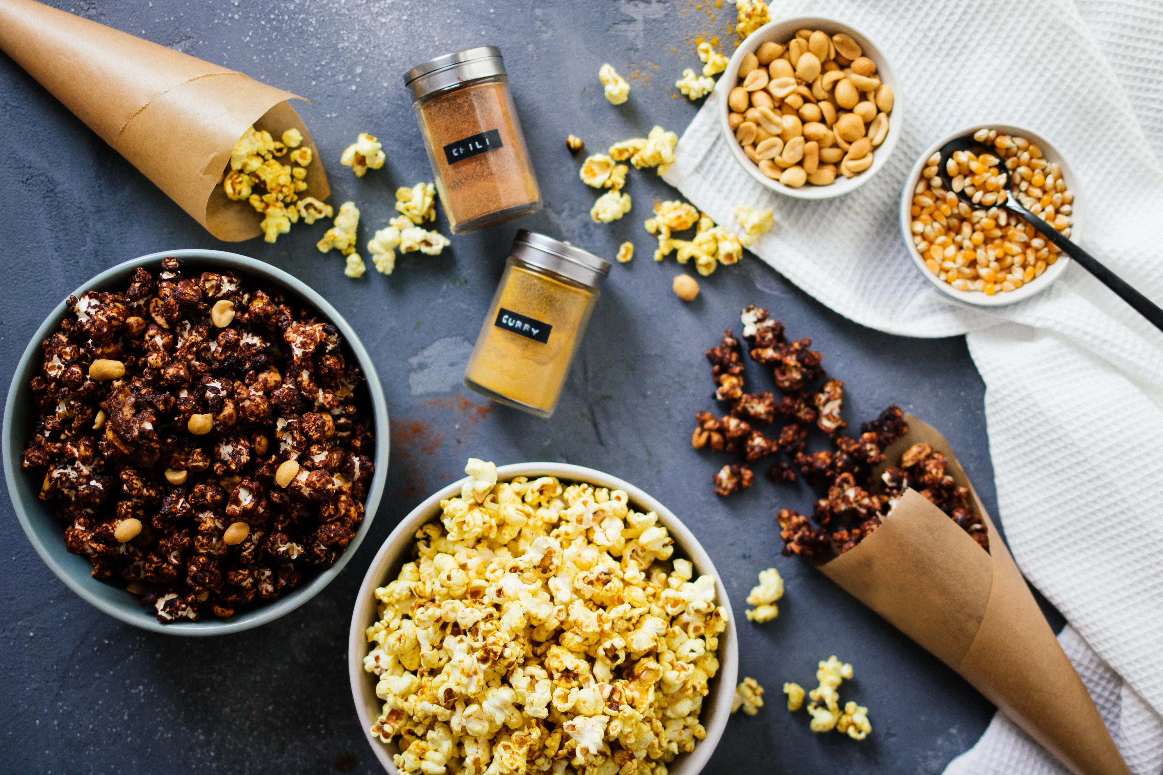Süß &amp; Salziges Curry- und Schokoladen-Erdnuss-Popcorn