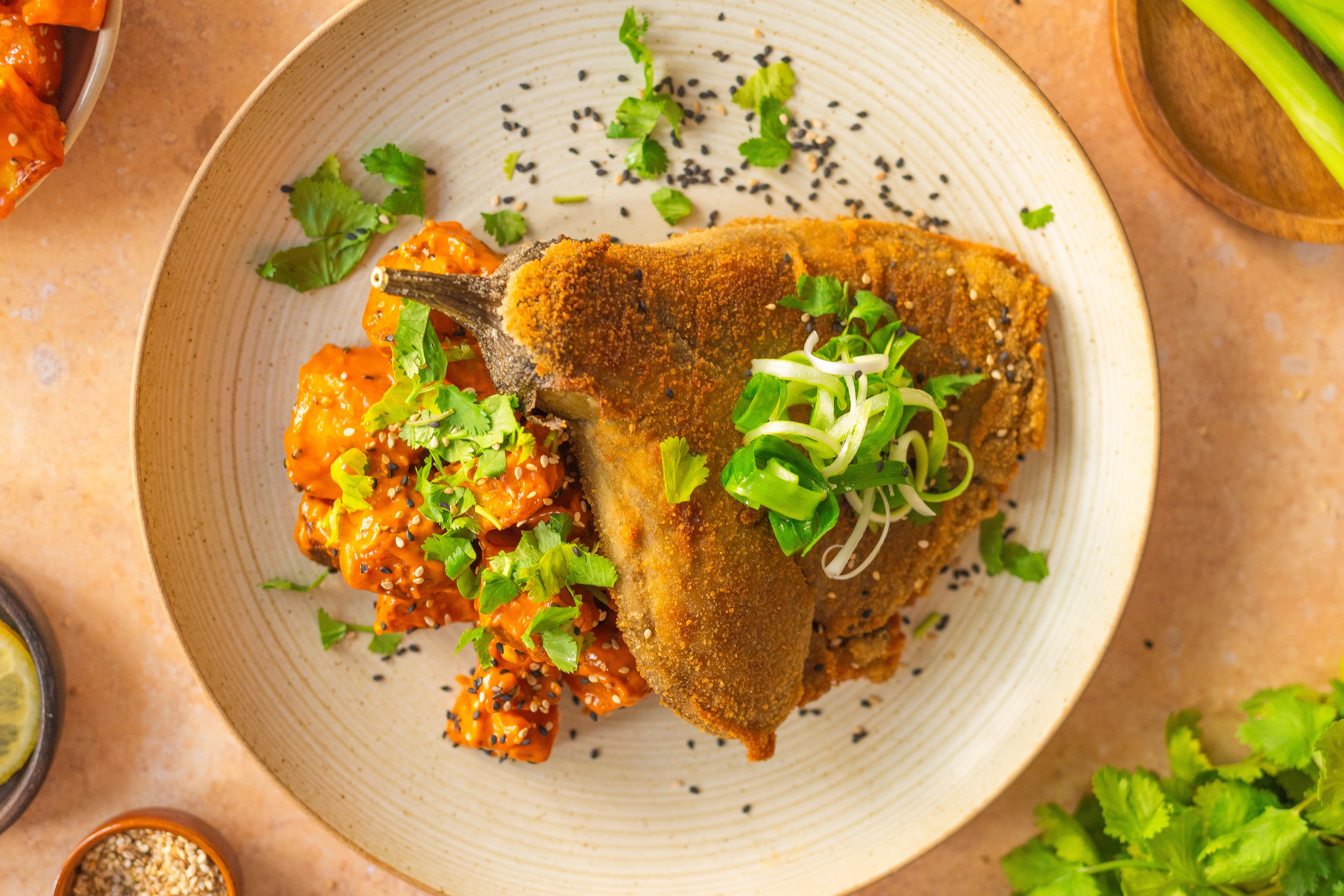 Auberginen-Schnitzel mit Gochujang Kartoffelsalat