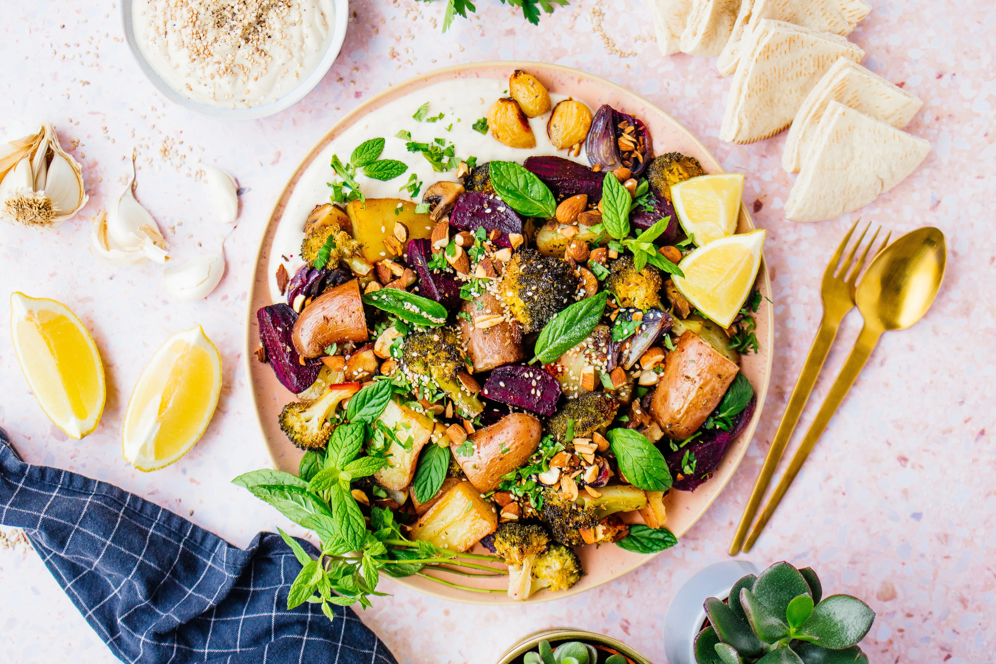Ofengemüse mit veganer Tahin-Joghurt-Creme und gerösteten Mandeln