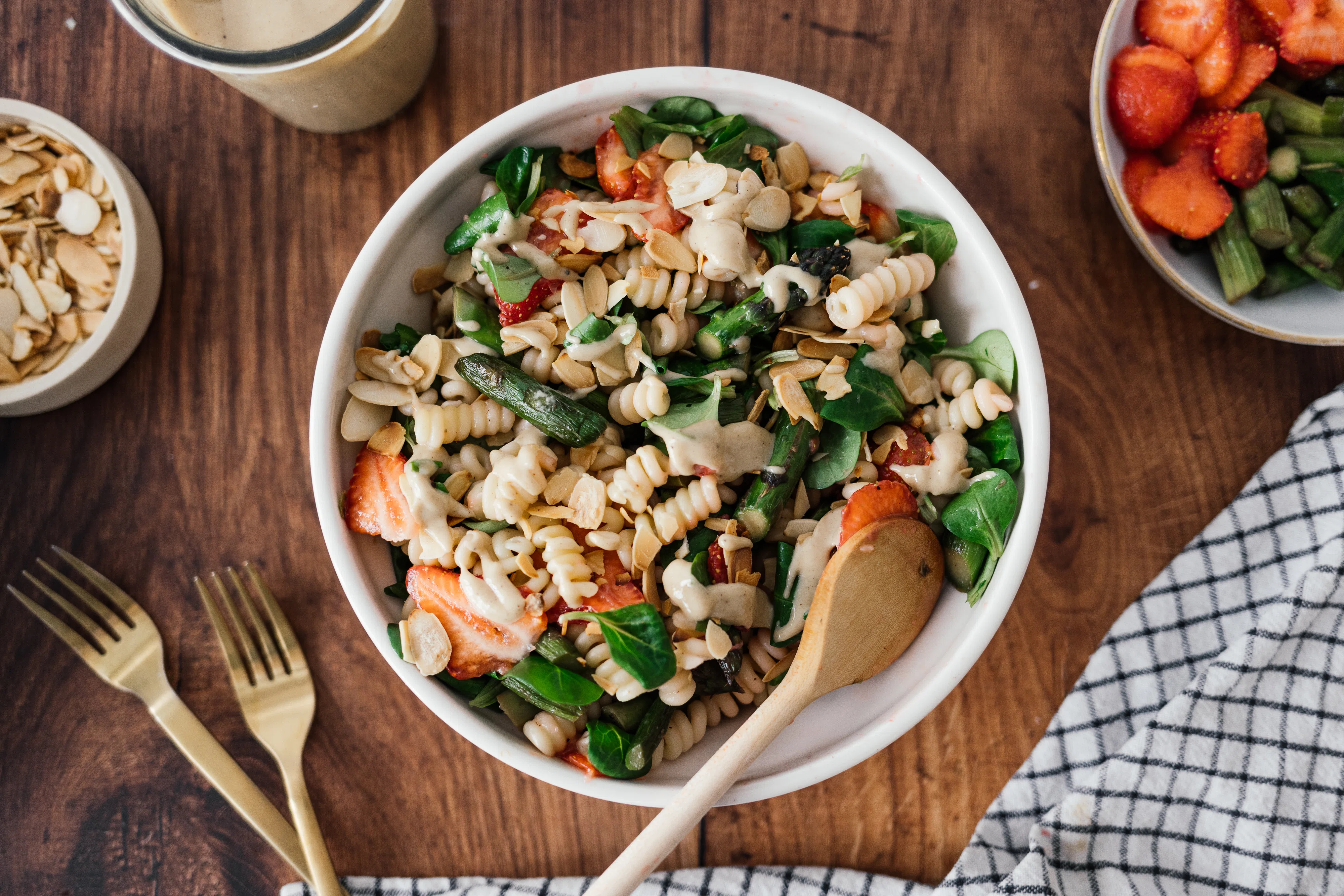 Veganer Nudelsalat mit grünem Spargel und Erdbeeren