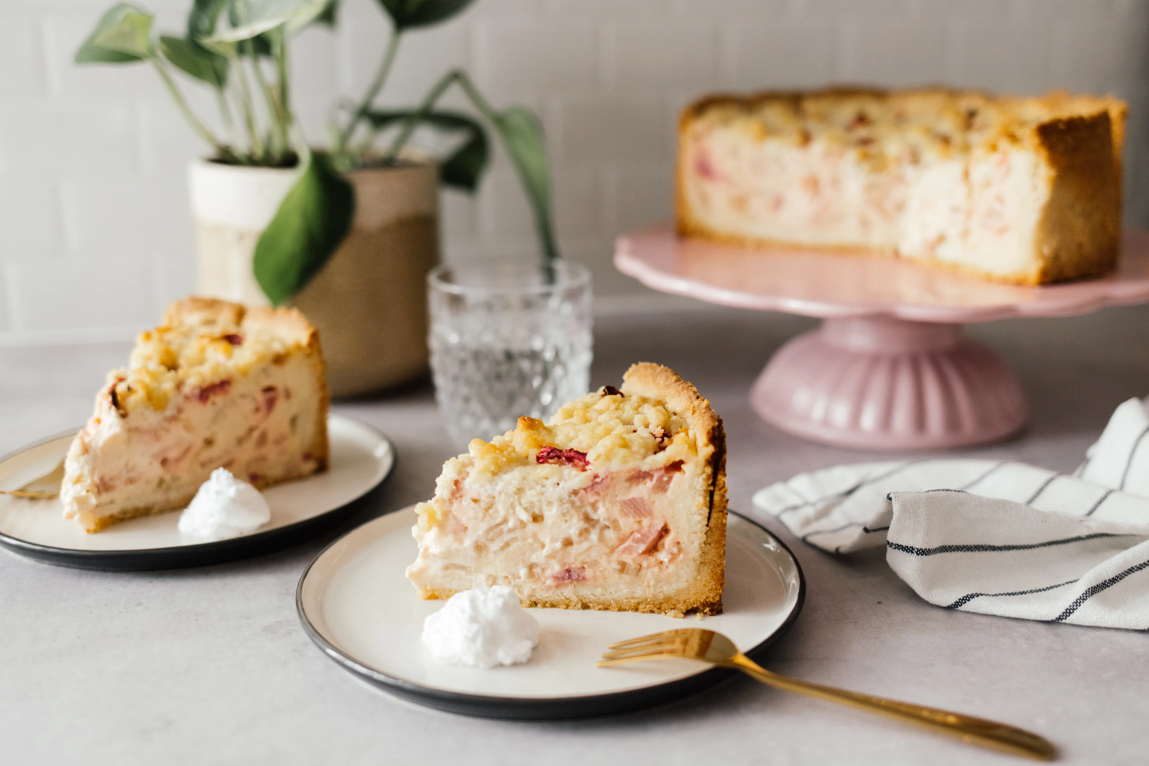 Veganer Rhabarber-Quark-Streuselkuchen