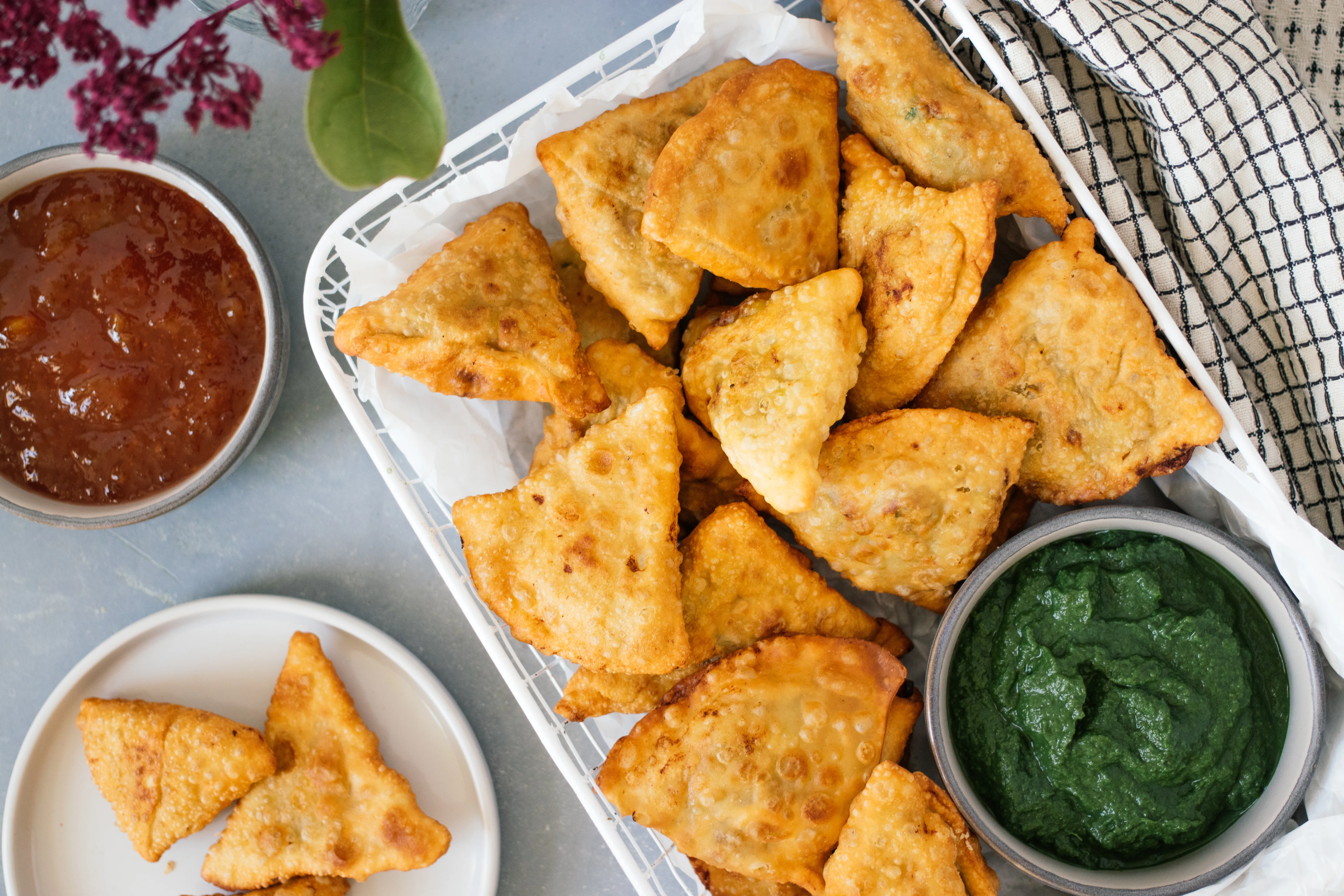 Vegane Samosas mit Kartoffel-Kichererbsen-Füllung